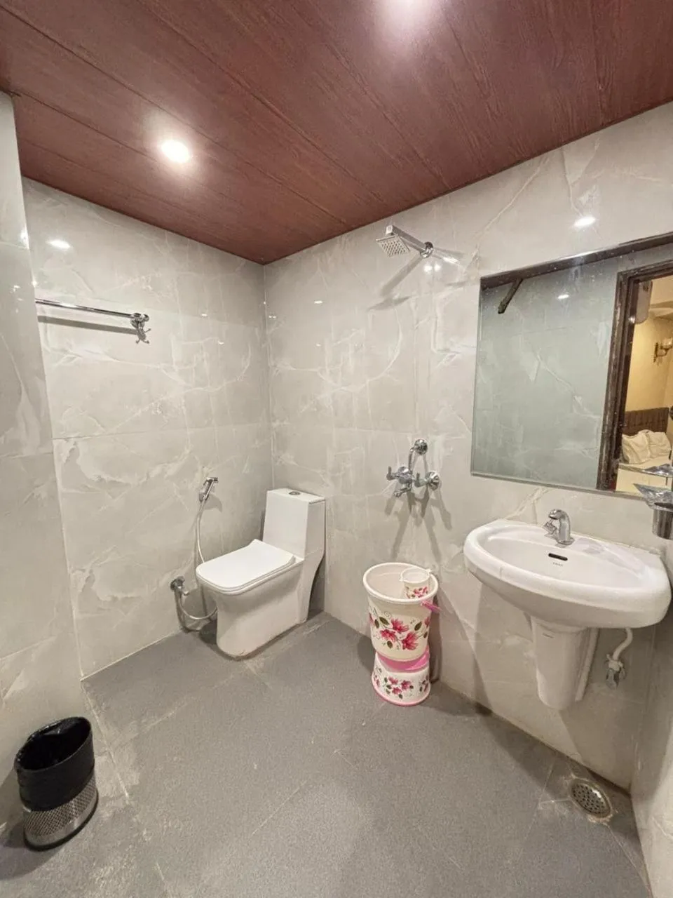 Toilet in Hotel Ashoka Ganages