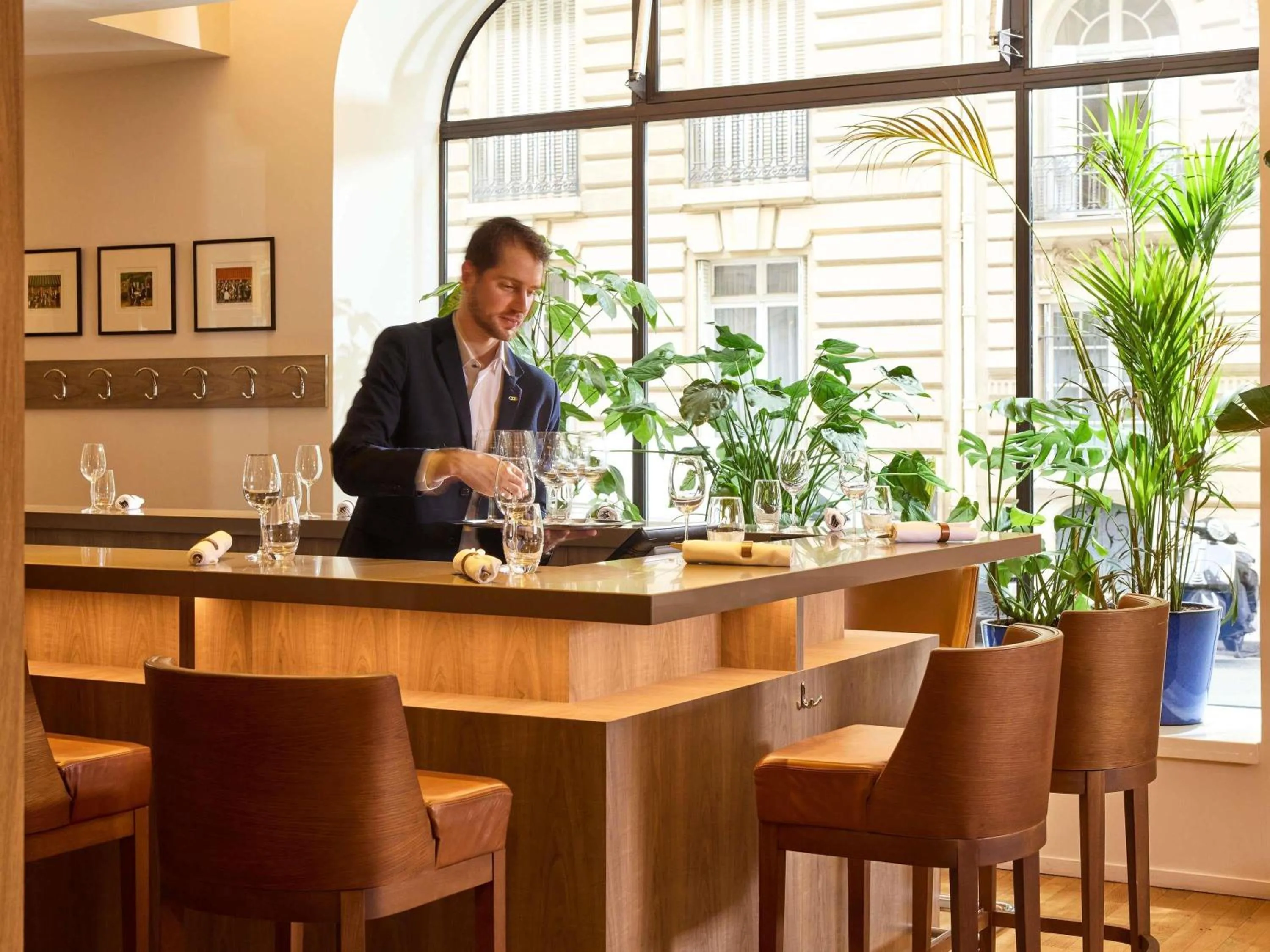 Restaurant/places to eat in Sofitel Paris Arc De Triomphe