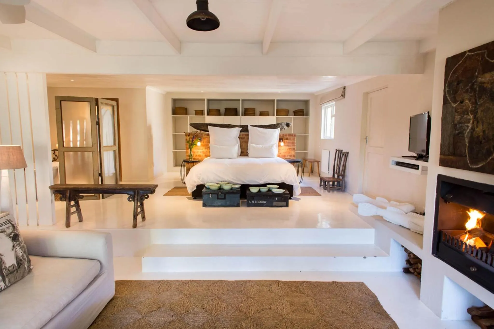 Photo of the whole room, Bed in Emily Moon River Lodge