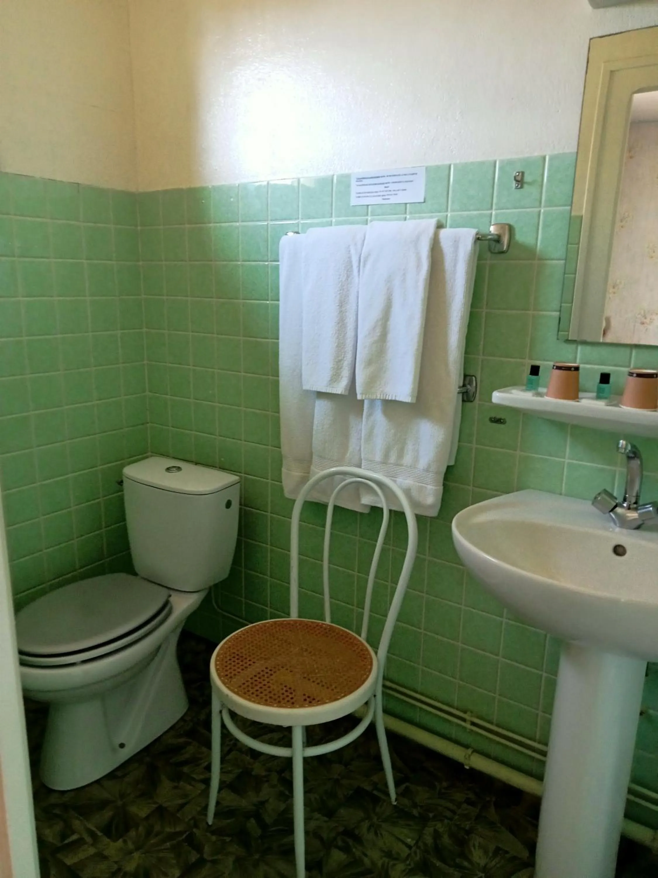 Bathroom in L'Auberge de Lugos