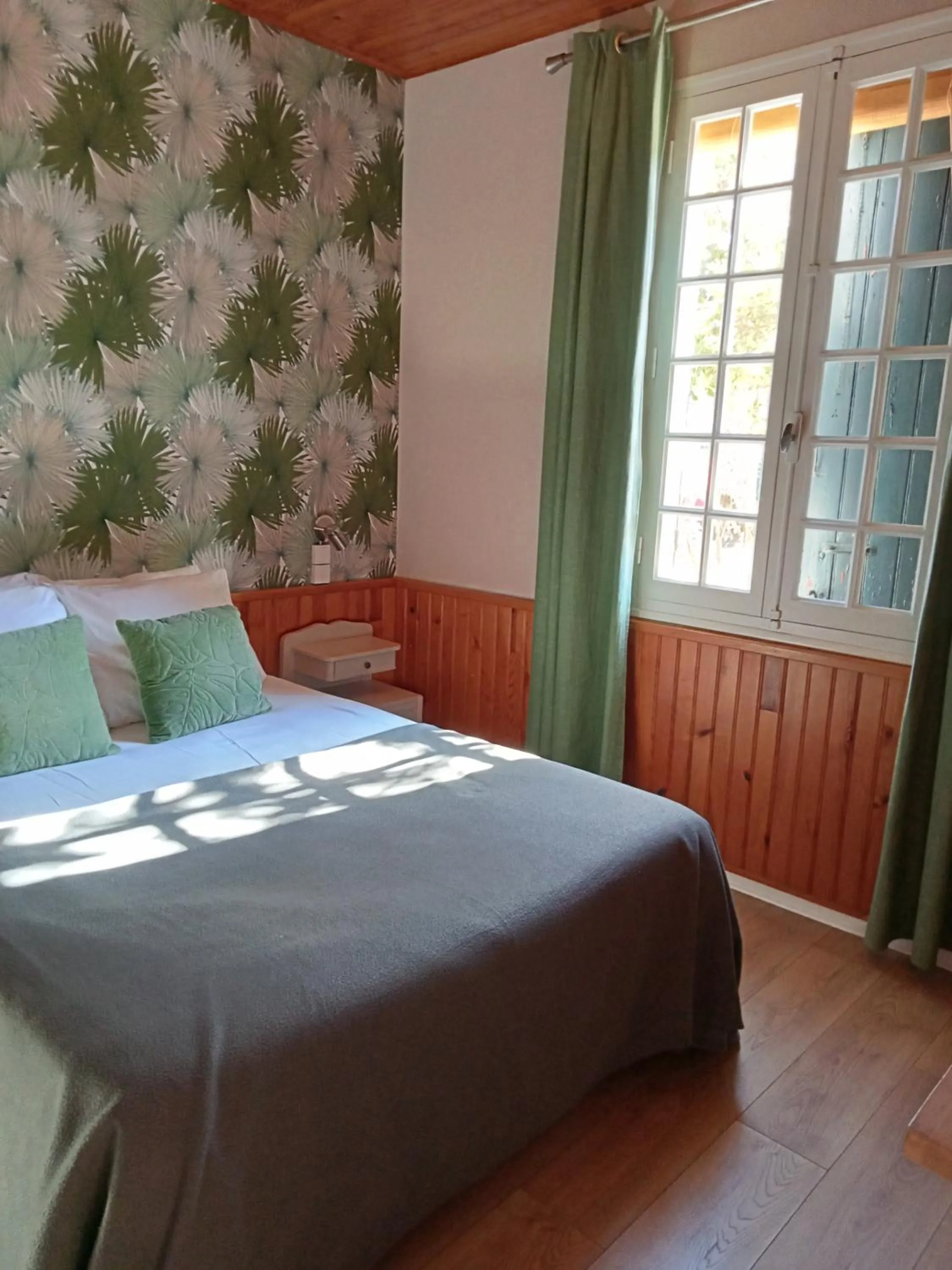 Bedroom, Bed in L'Auberge de Lugos