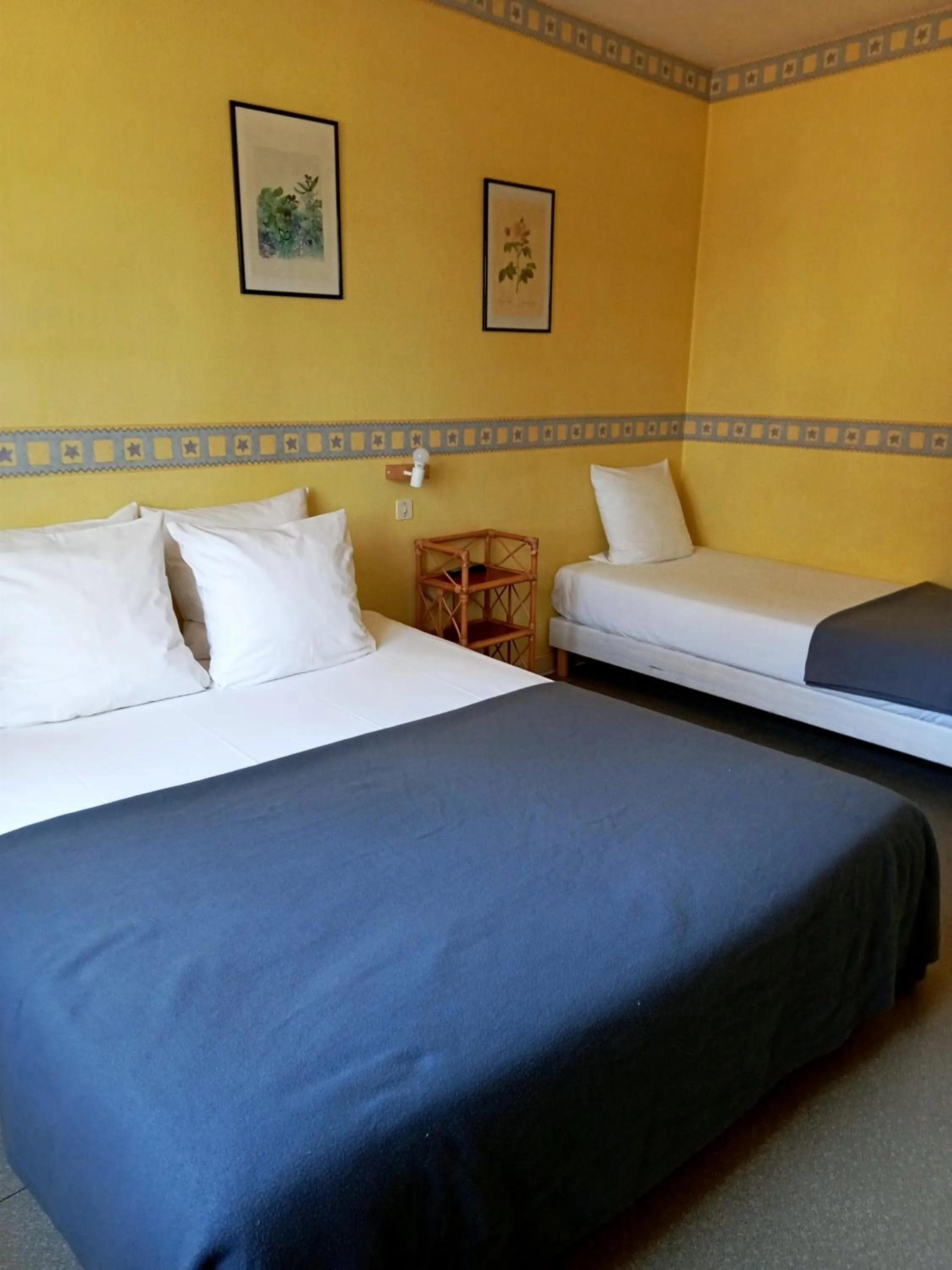 Bedroom, Bed in L'Auberge de Lugos