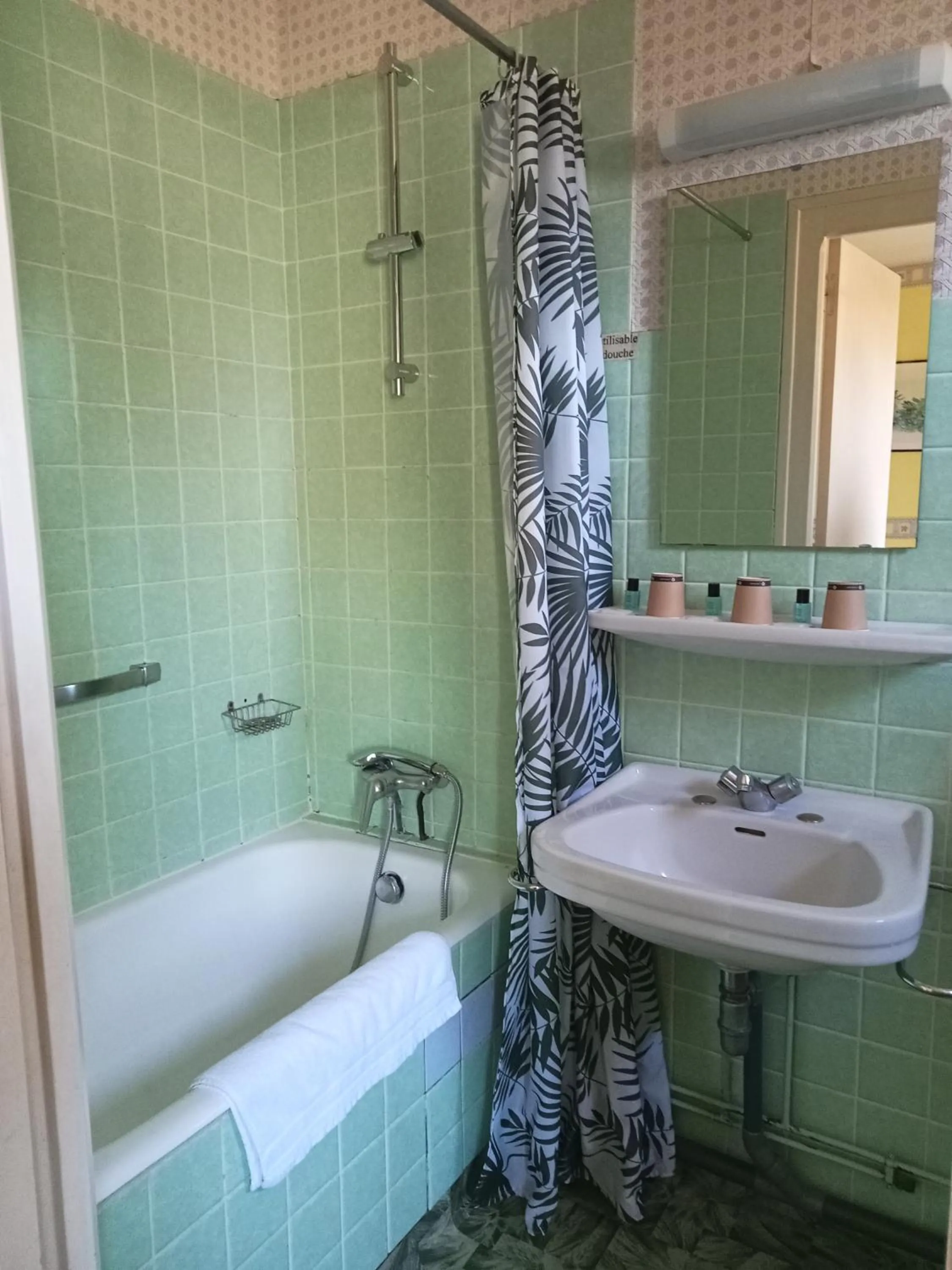 Bathroom in L'Auberge de Lugos