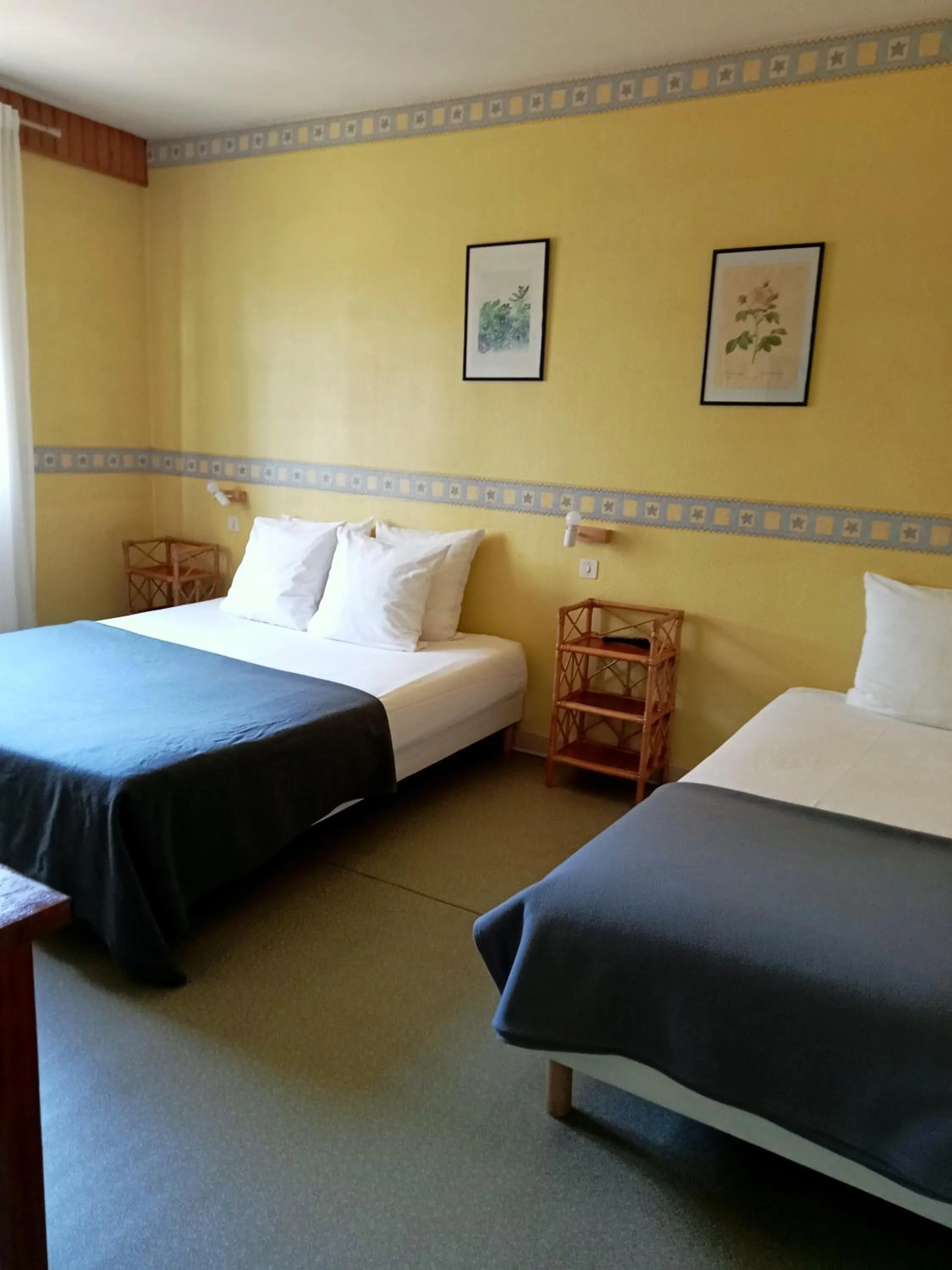 Photo of the whole room, Bed in L'Auberge de Lugos