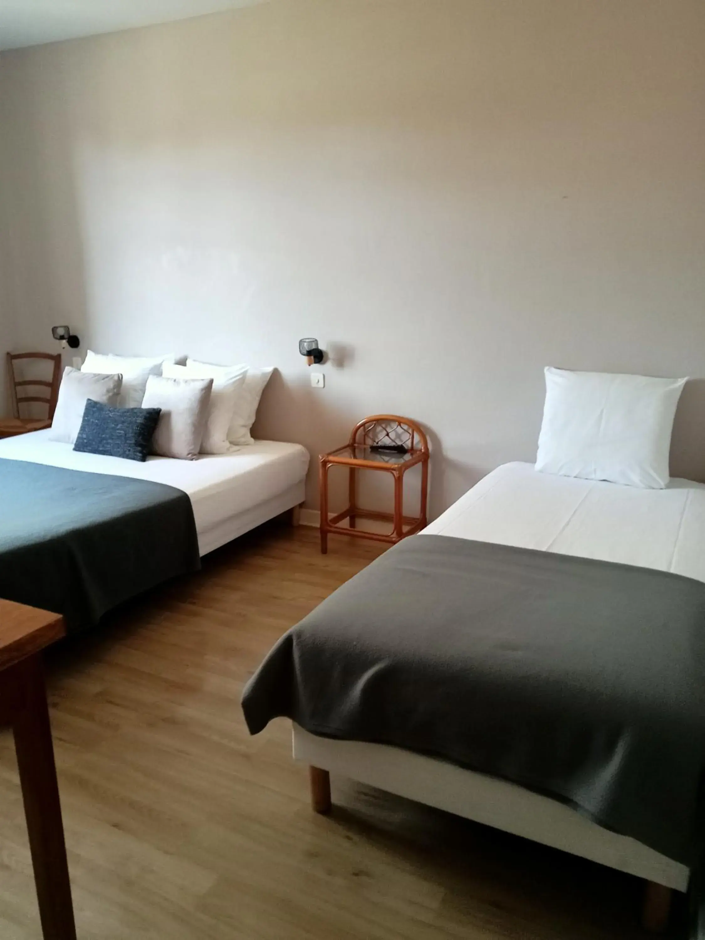 Standard Triple Room in L'Auberge de Lugos Standard Triple Room in L'Auberge de Lugos