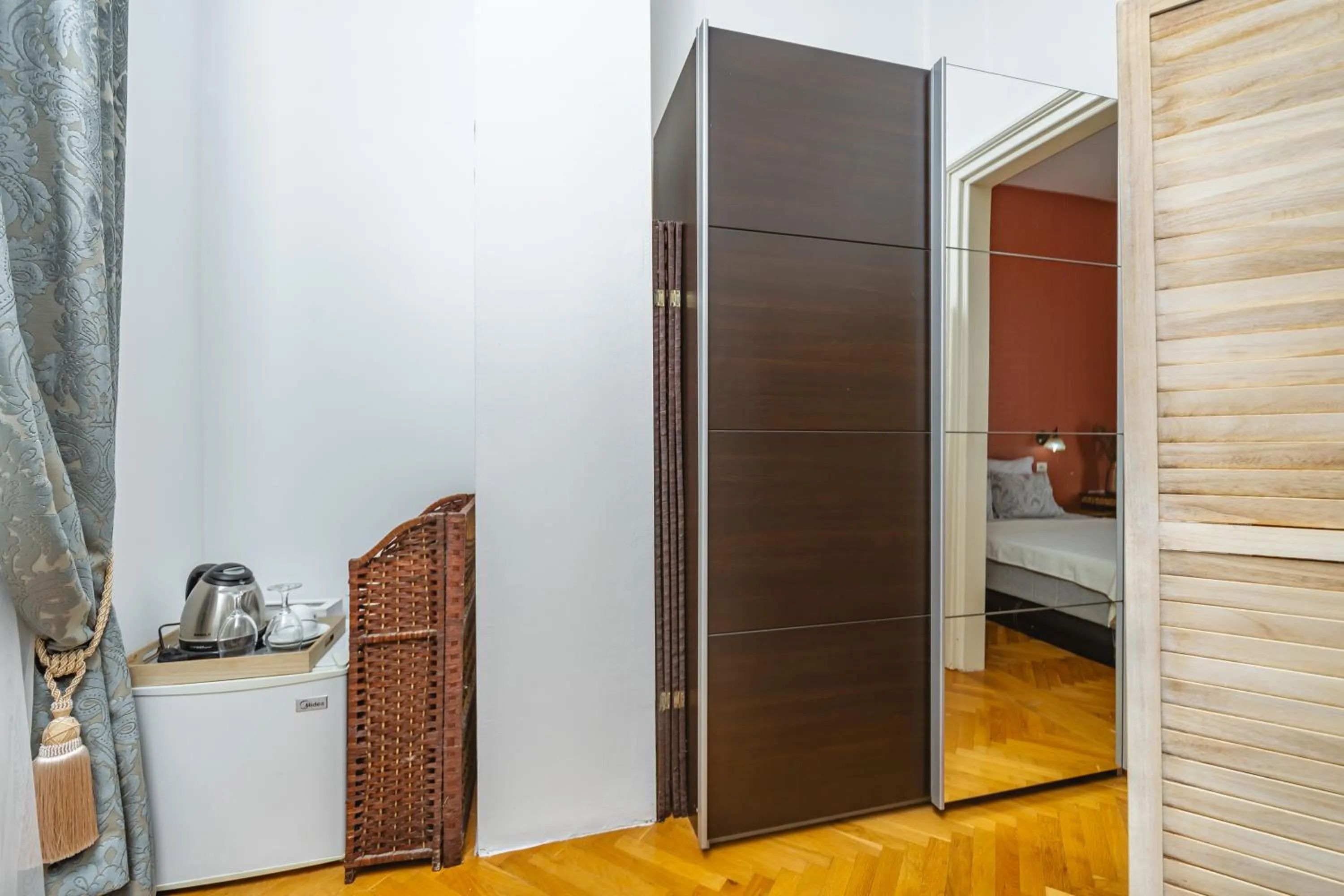 Kitchen or kitchenette, Bed in Le Petit Chateau