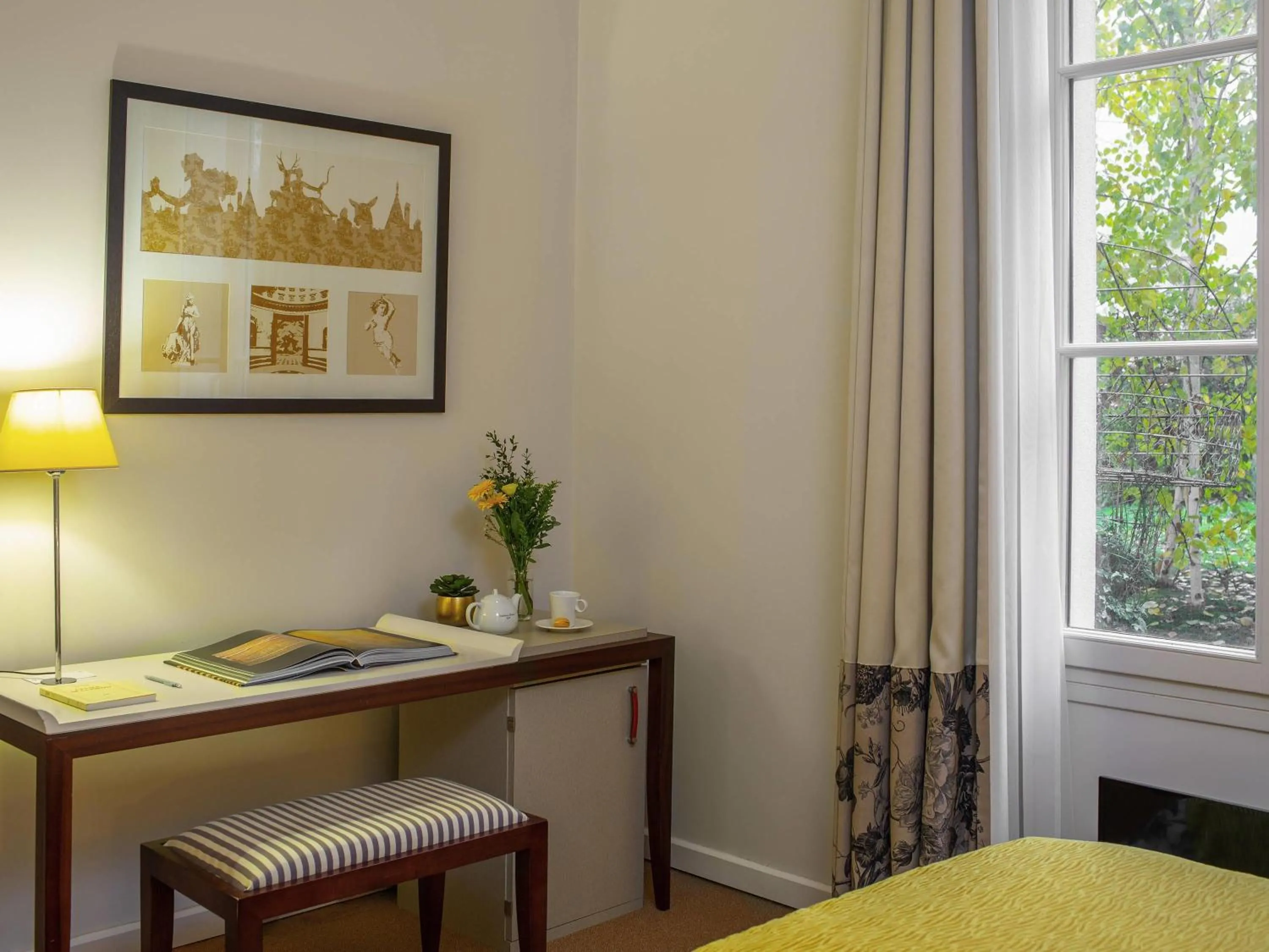 Bedroom in Mercure Rambouillet Relays Du Château