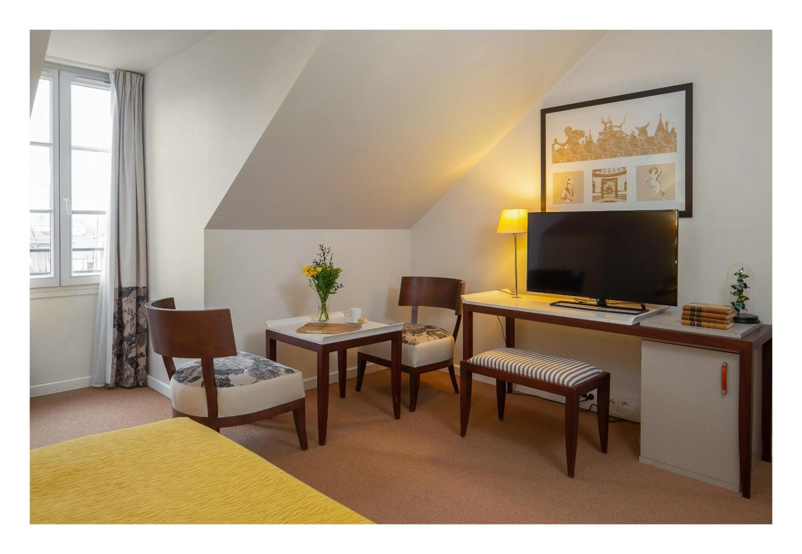 Seating area in Mercure Rambouillet Relays Du Château