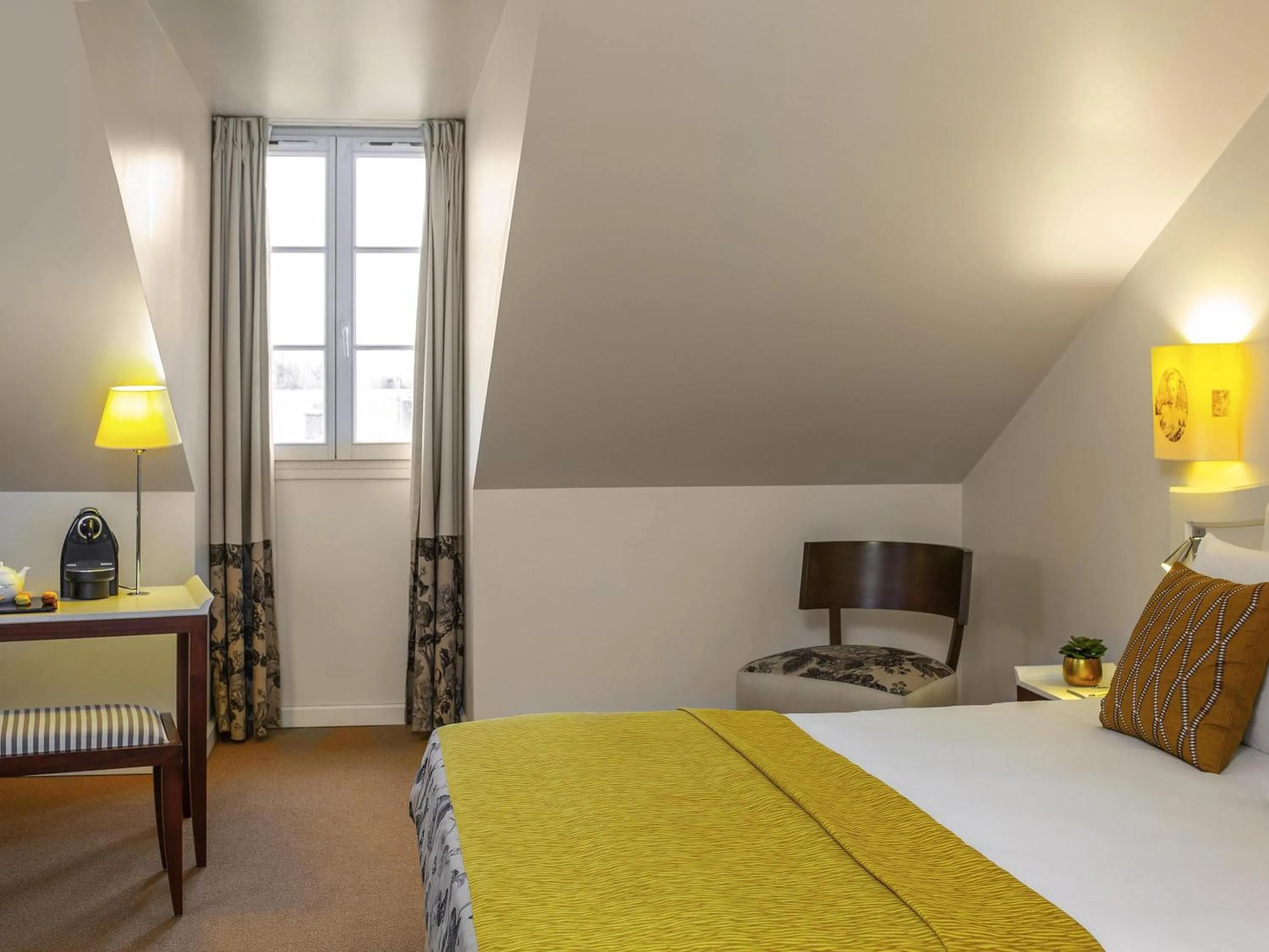 Bedroom, Bed in Mercure Rambouillet Relays Du Château