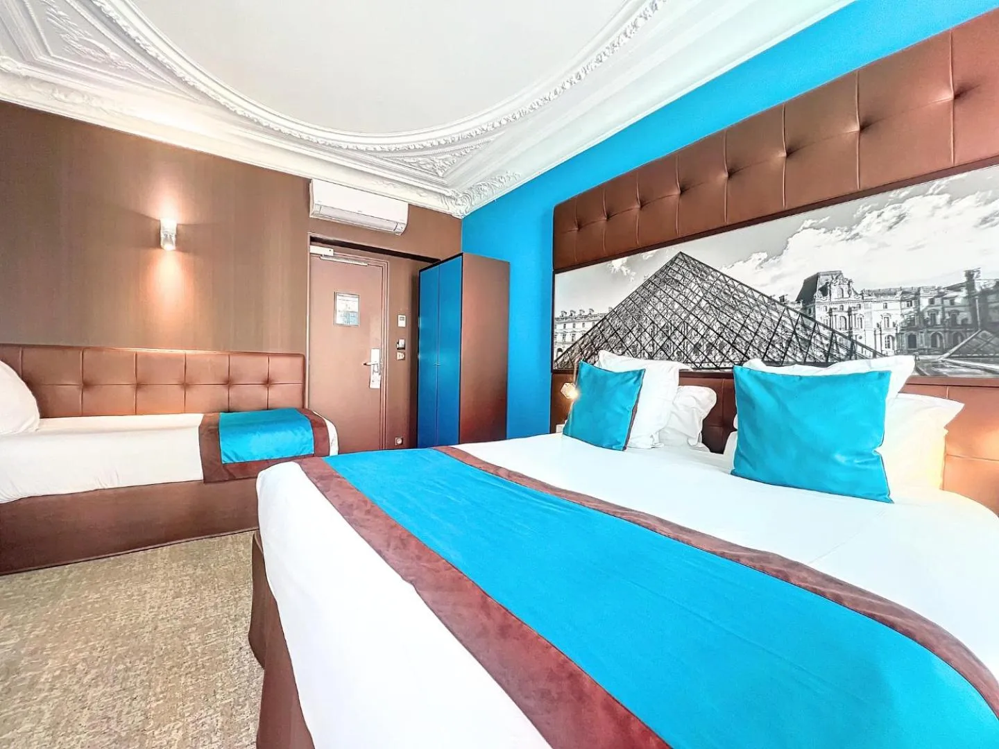 Bed in Best Western Nouvel Orléans Montparnasse