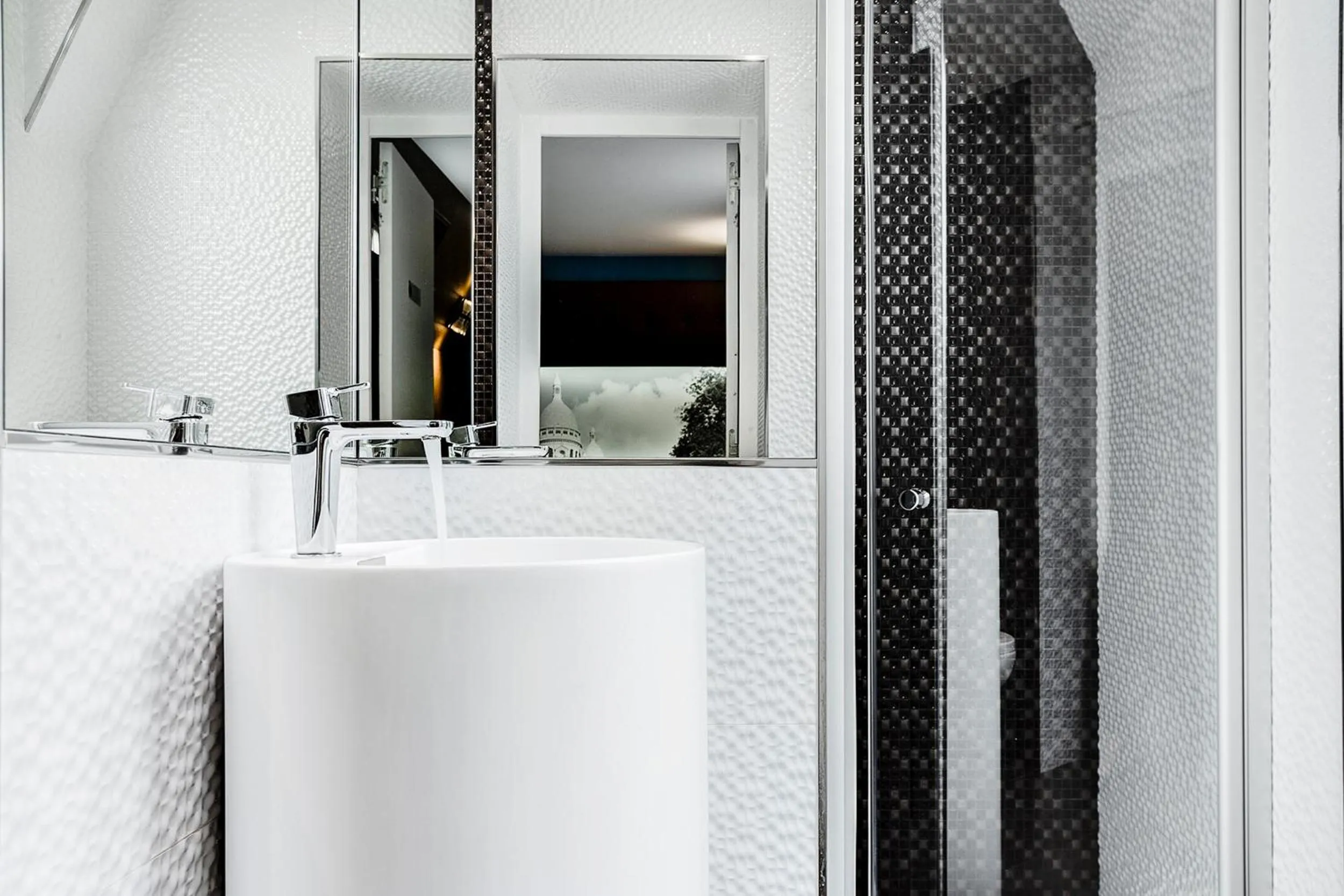 Shower in Best Western Nouvel Orléans Montparnasse