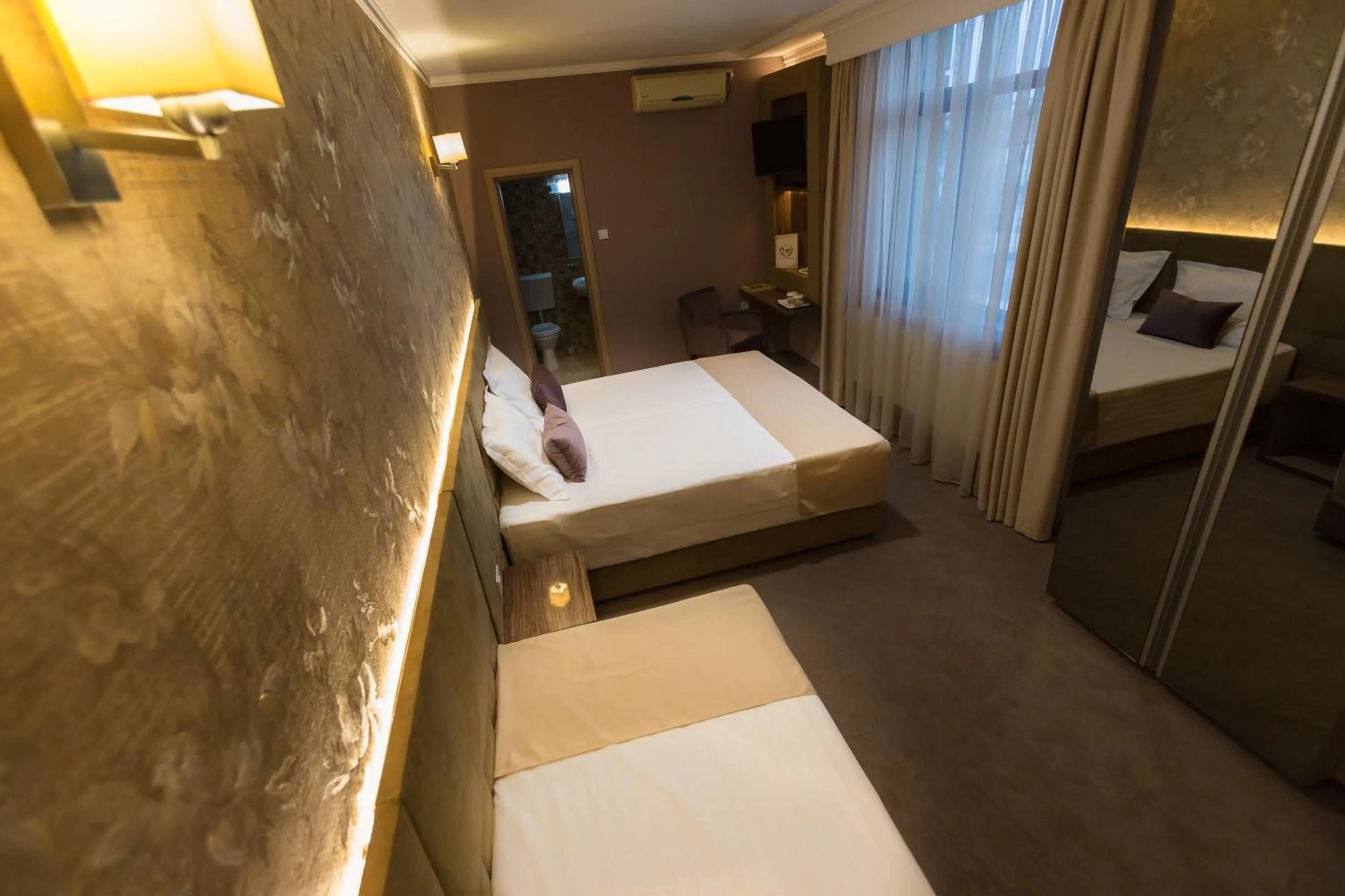 Day, Bed in Hotel Orient Braila