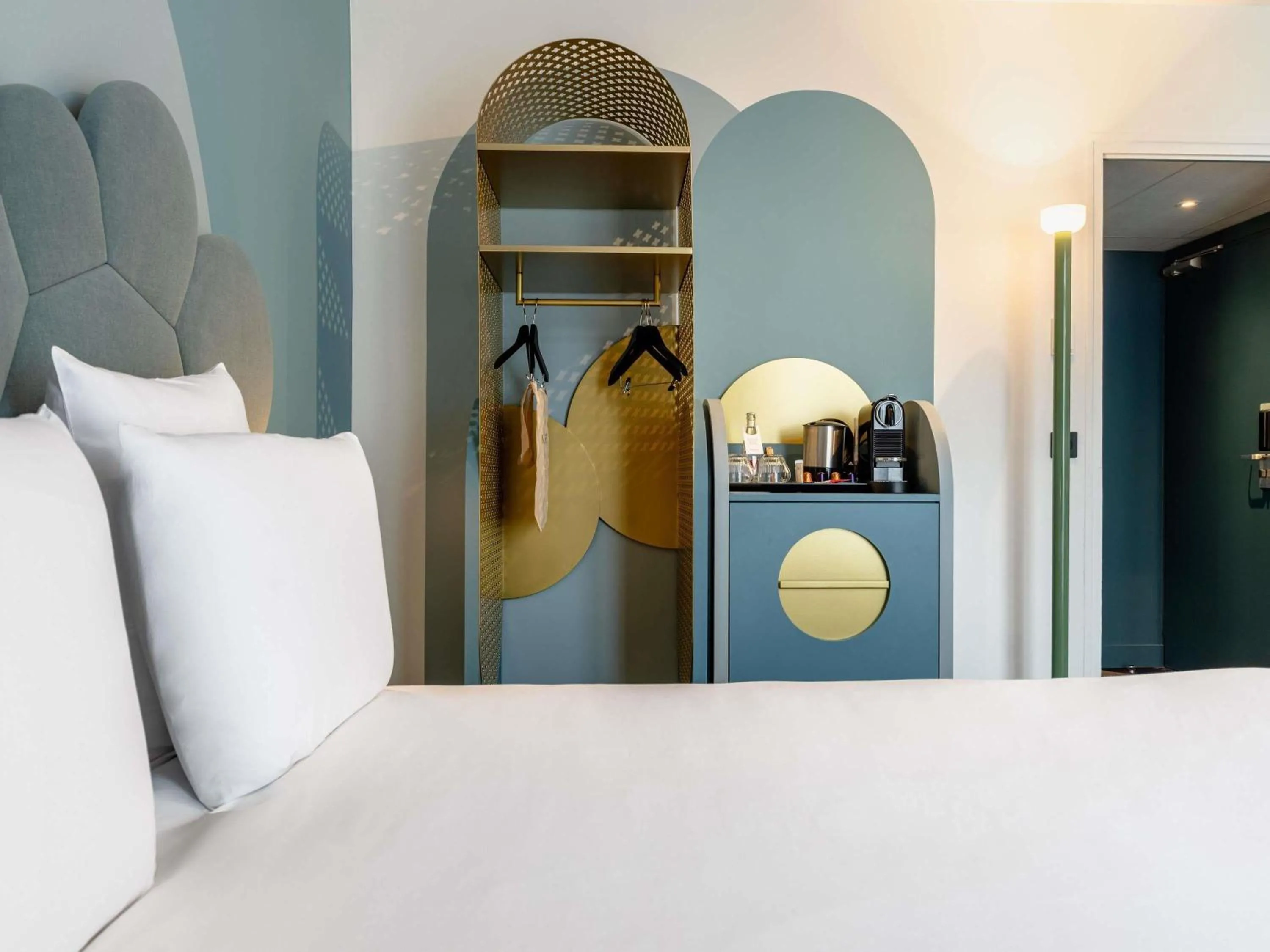 Property building, Bed in Mercure Annecy Centre