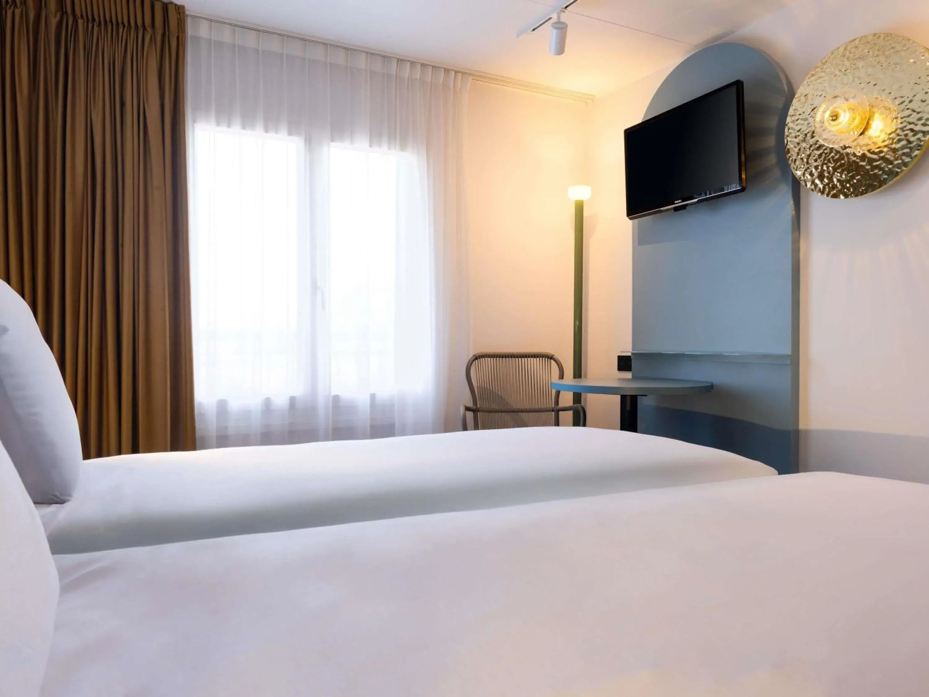 Bedroom, Bed in Mercure Annecy Centre Bedroom, Bed in Mercure Annecy Centre