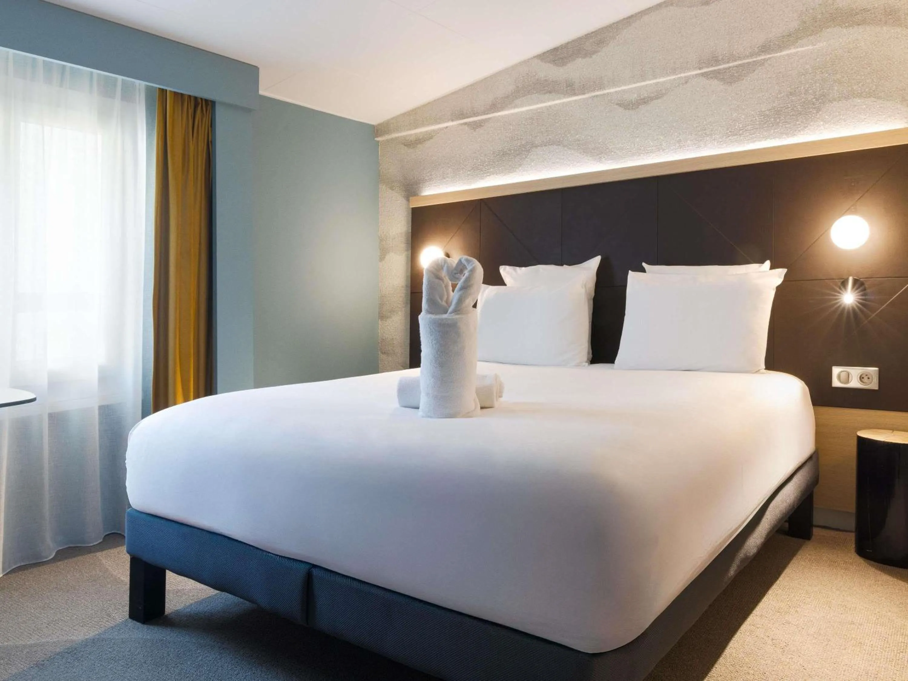 Bedroom, Bed in Mercure Annecy Centre