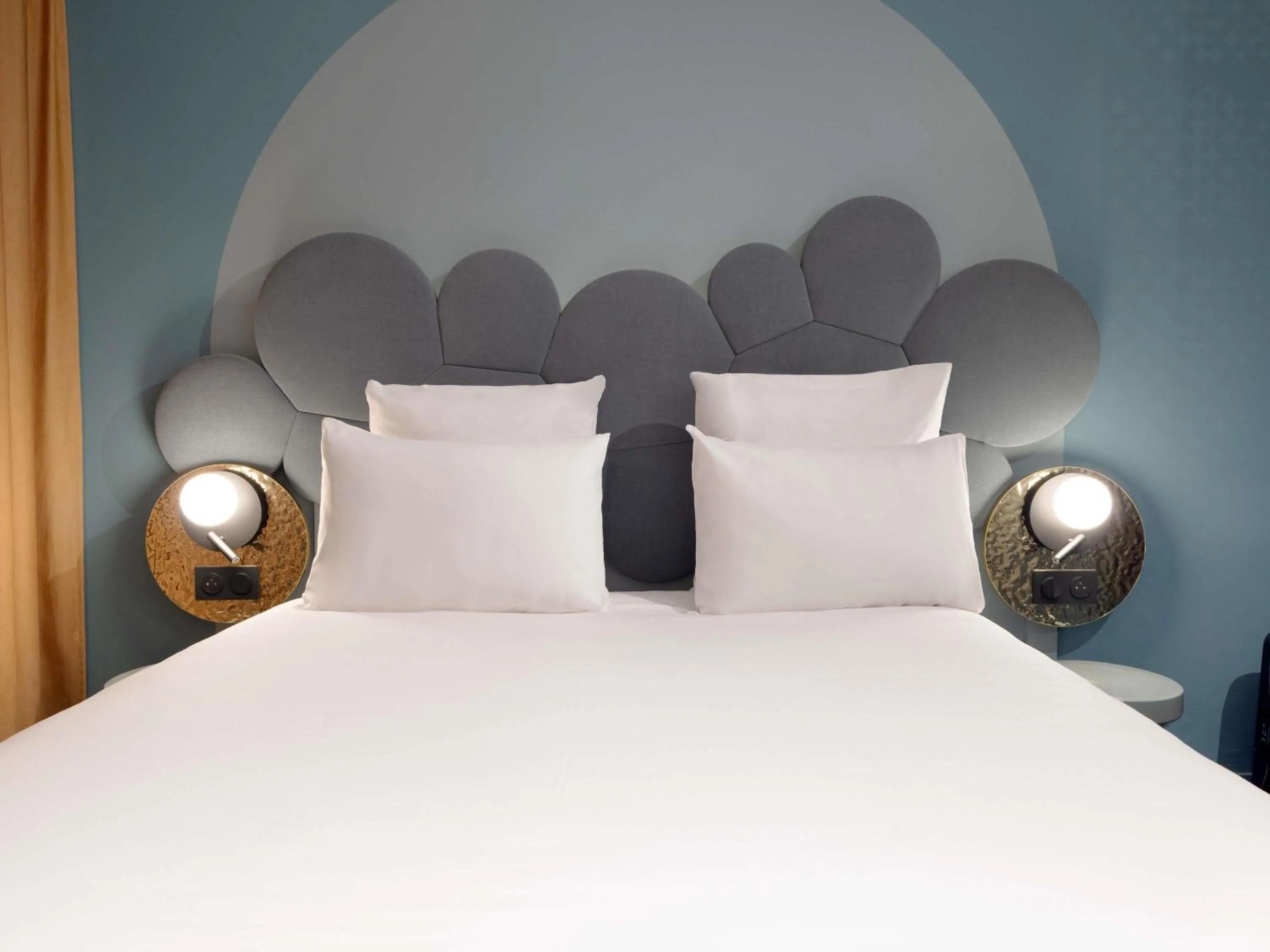 Bedroom, Bed in Mercure Annecy Centre