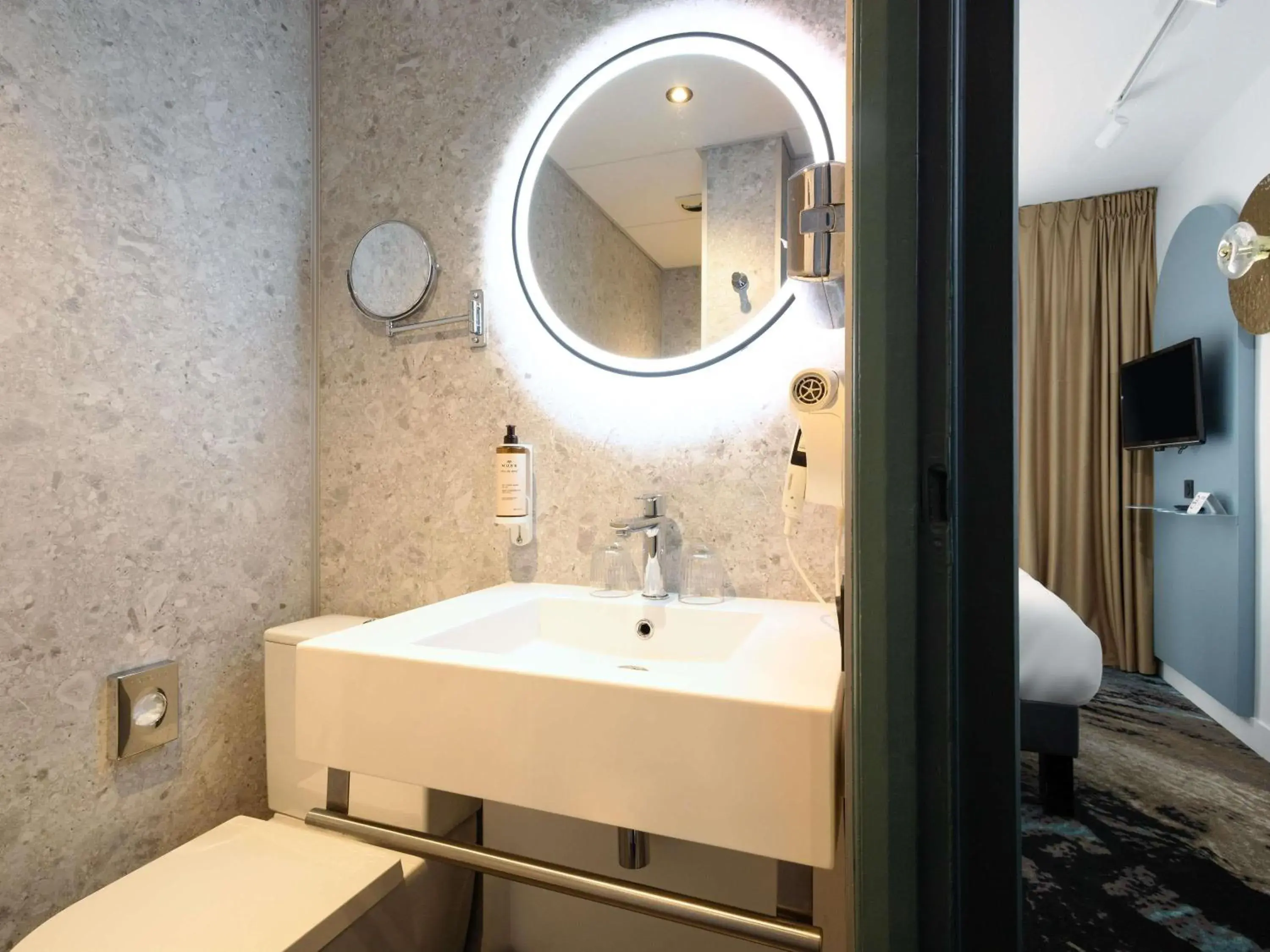 Bedroom in Mercure Annecy Centre Bedroom in Mercure Annecy Centre