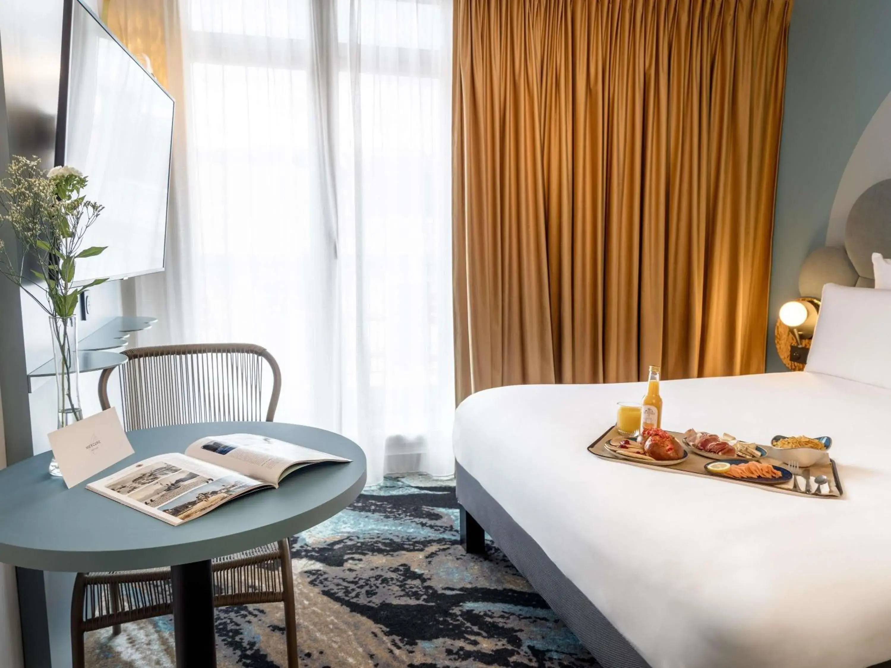 Bed in Mercure Annecy Centre Bed in Mercure Annecy Centre