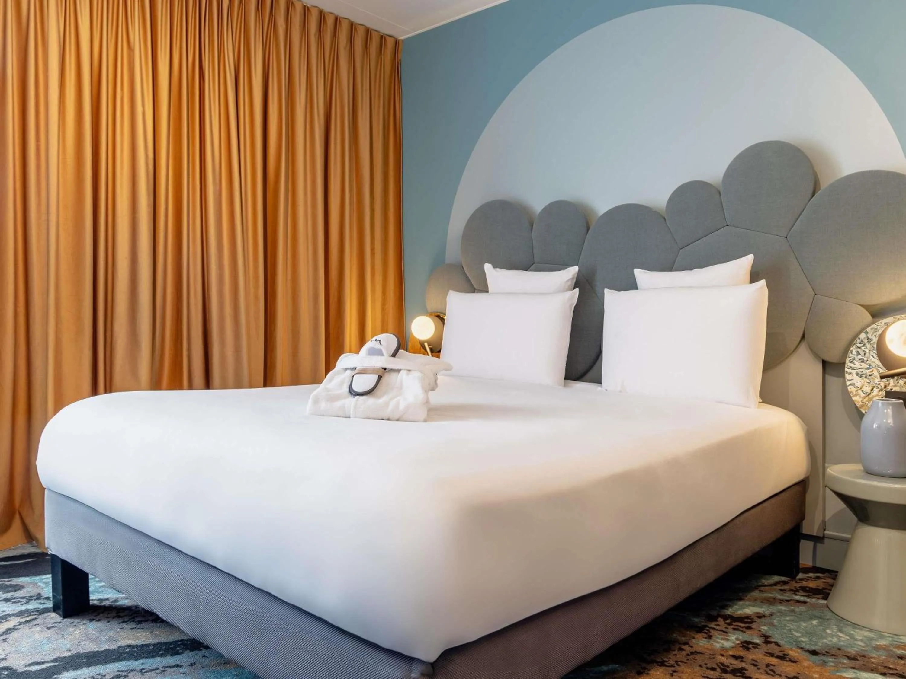 Property building, Bed in Mercure Annecy Centre