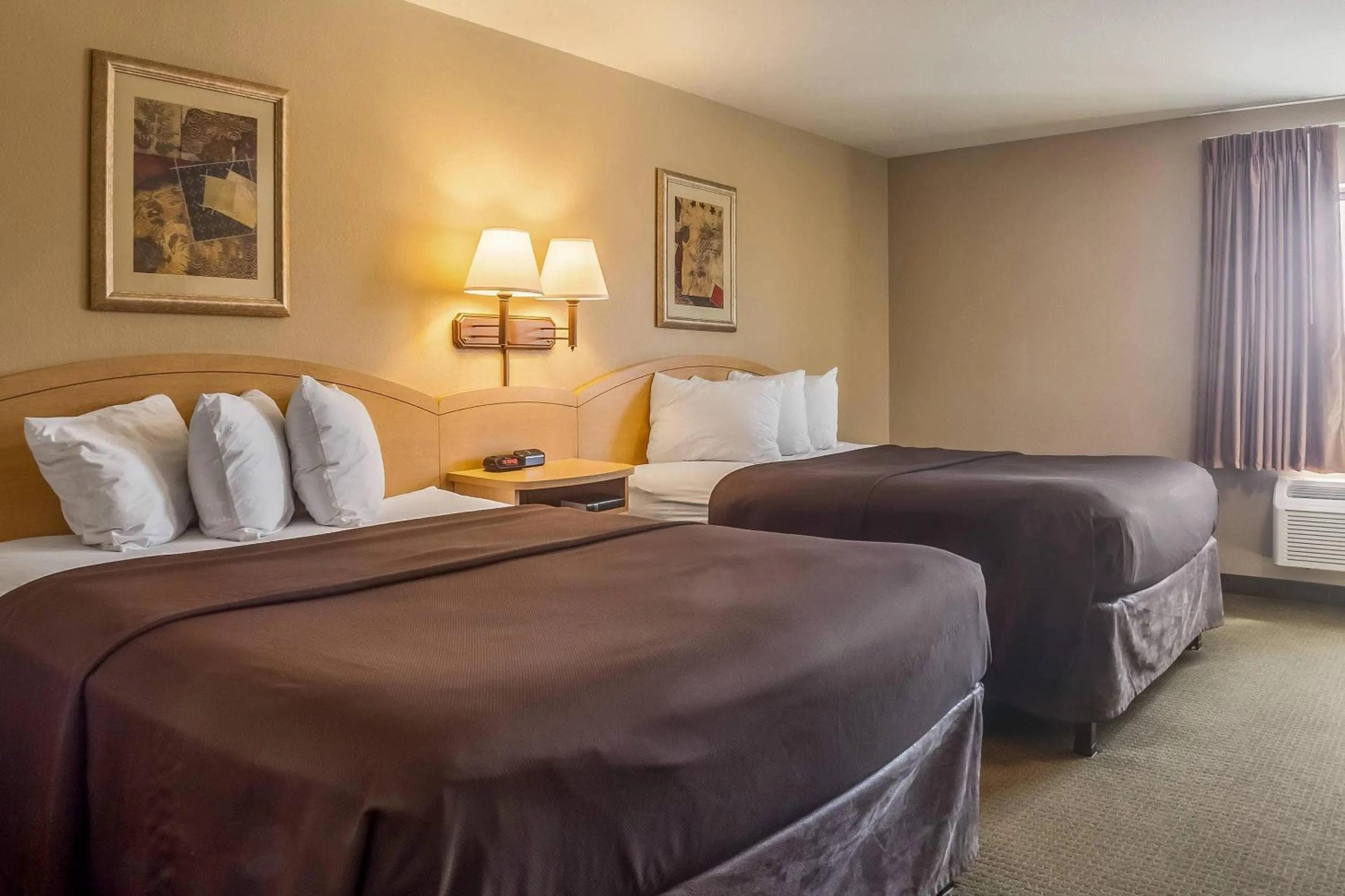 Bedroom, Bed in Suburban Studios Triadelphia - Wheeling at The Highlands