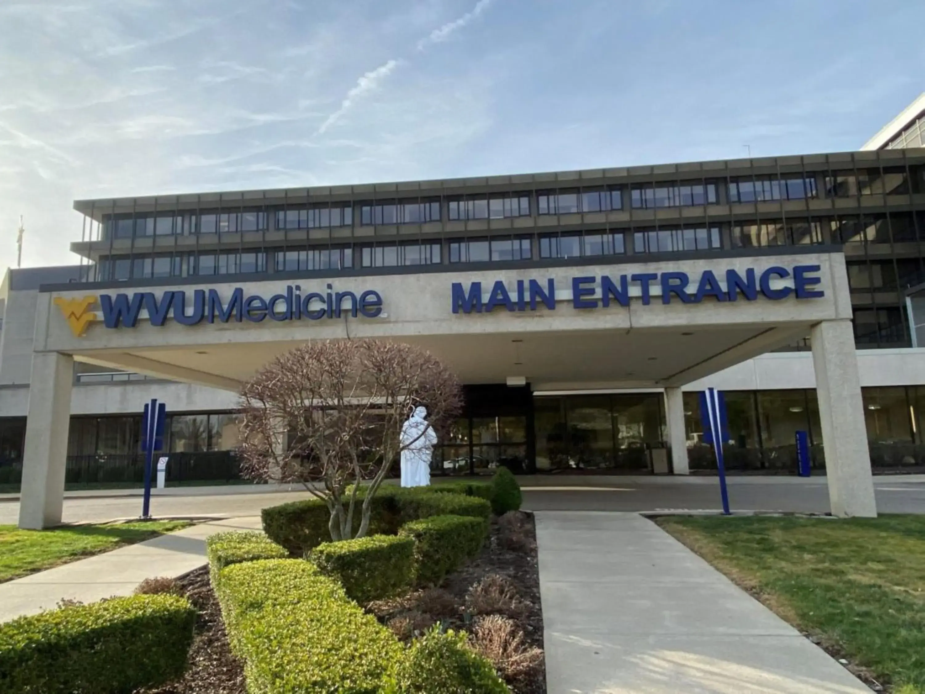 Property building in Suburban Studios Triadelphia - Wheeling at The Highlands Property building in Suburban Studios Triadelphia - Wheeling at The Highlands