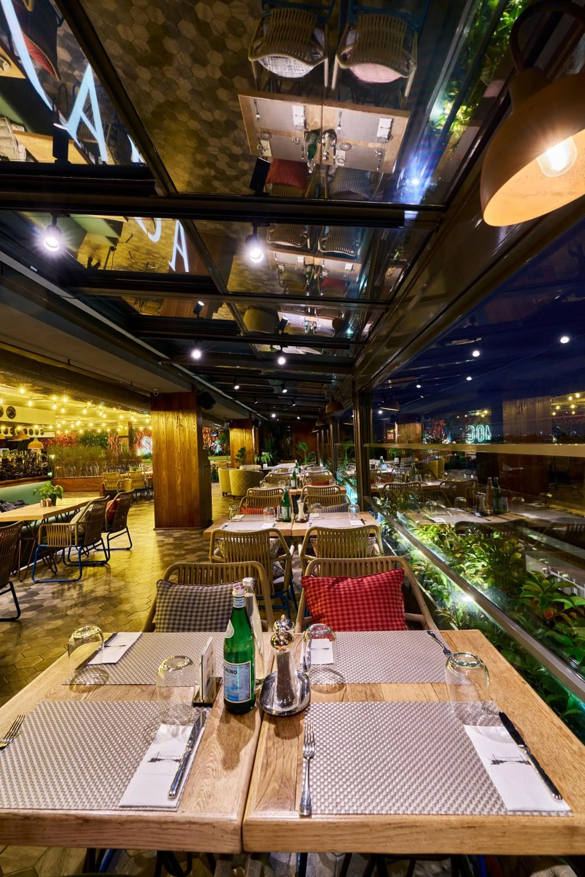 Restaurant/places to eat in Lasagrada Hotel Istanbul