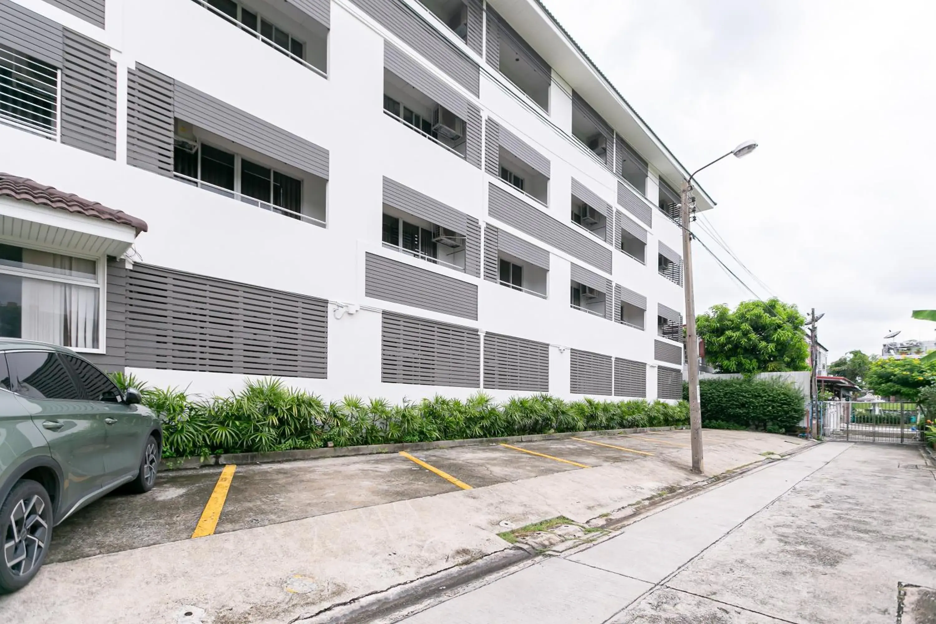 Parking, Property Building in Ruan Plaisoi Apartment