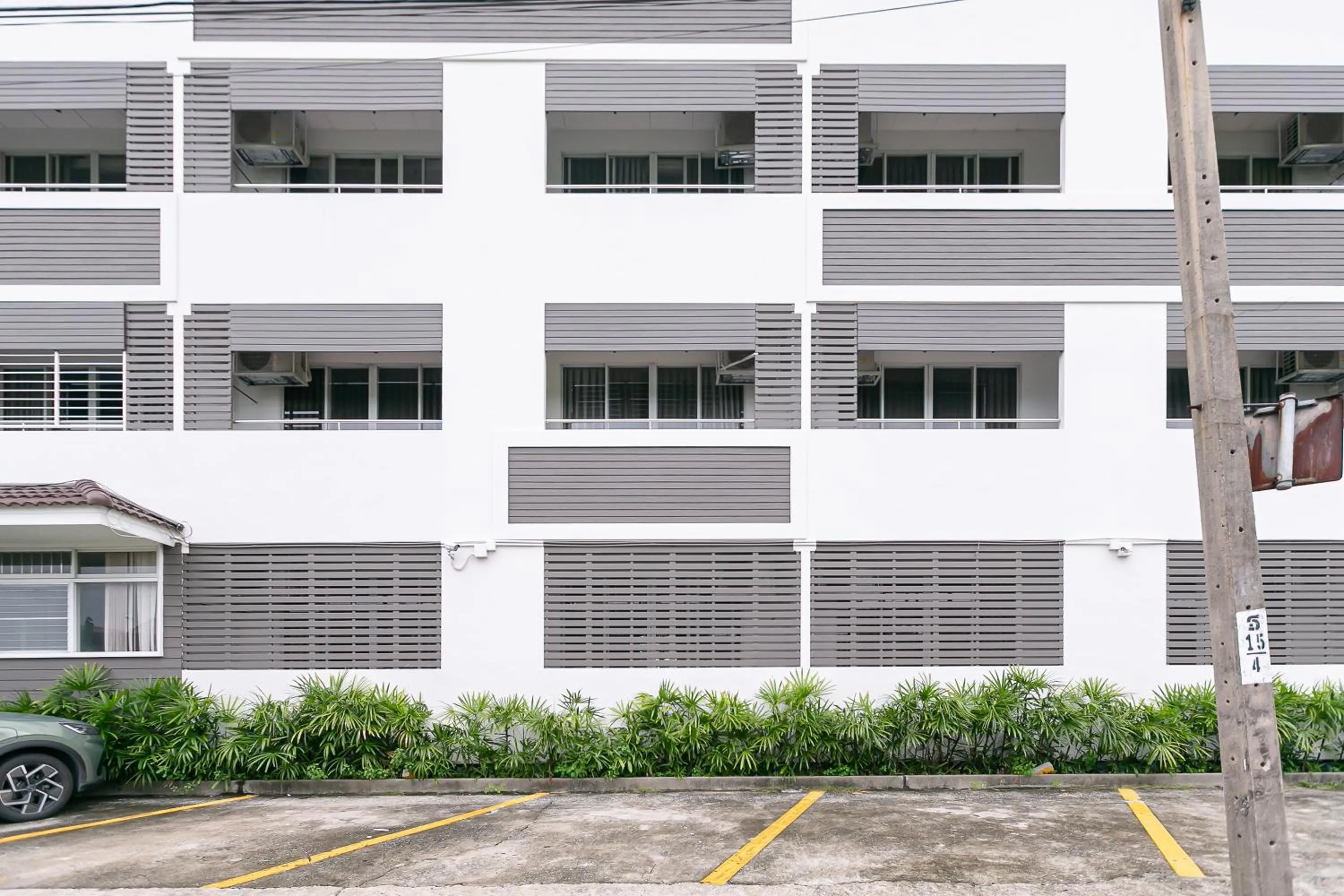 Parking in Ruan Plaisoi Apartment