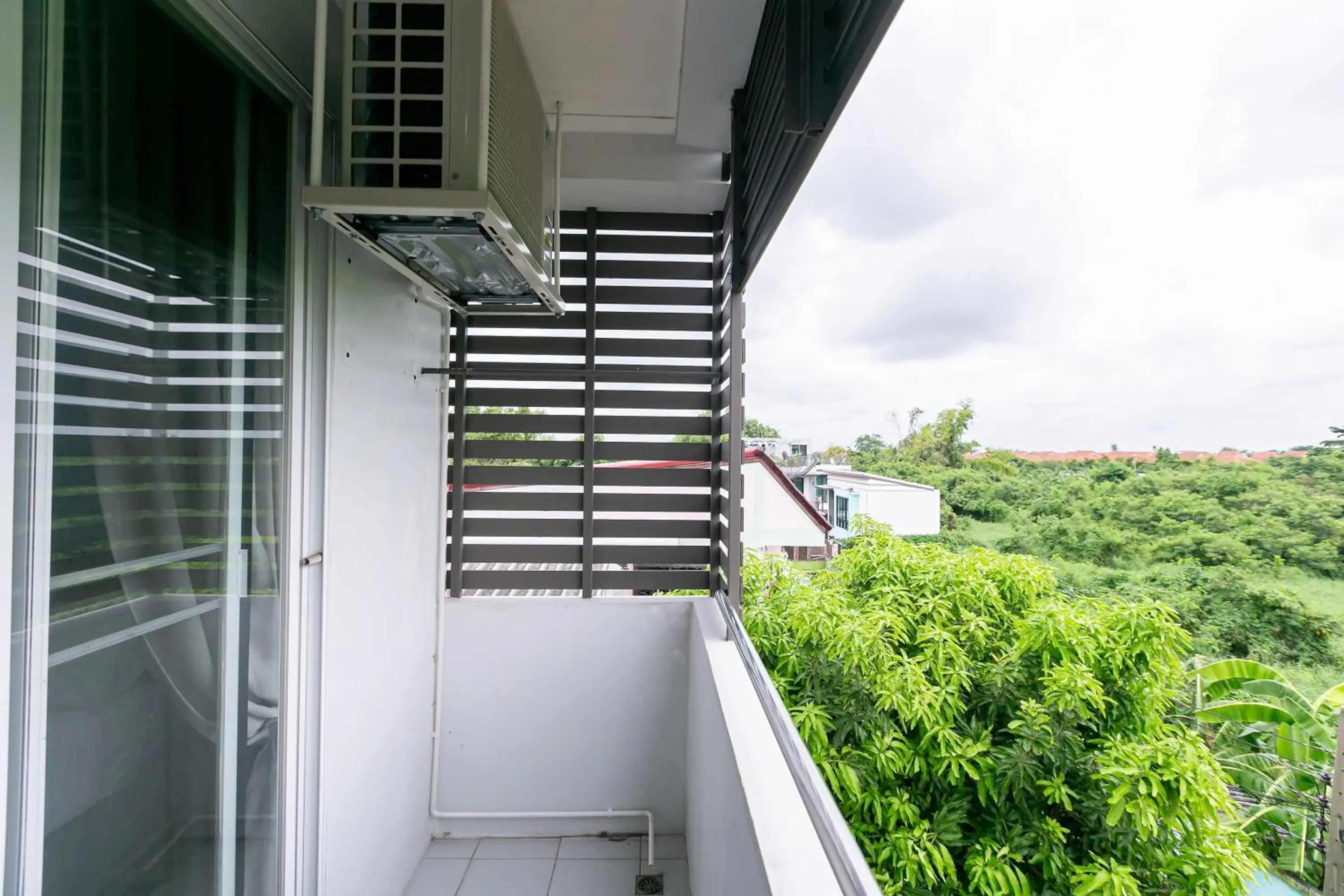 Bedroom, Balcony/Terrace in Ruan Plaisoi Apartment