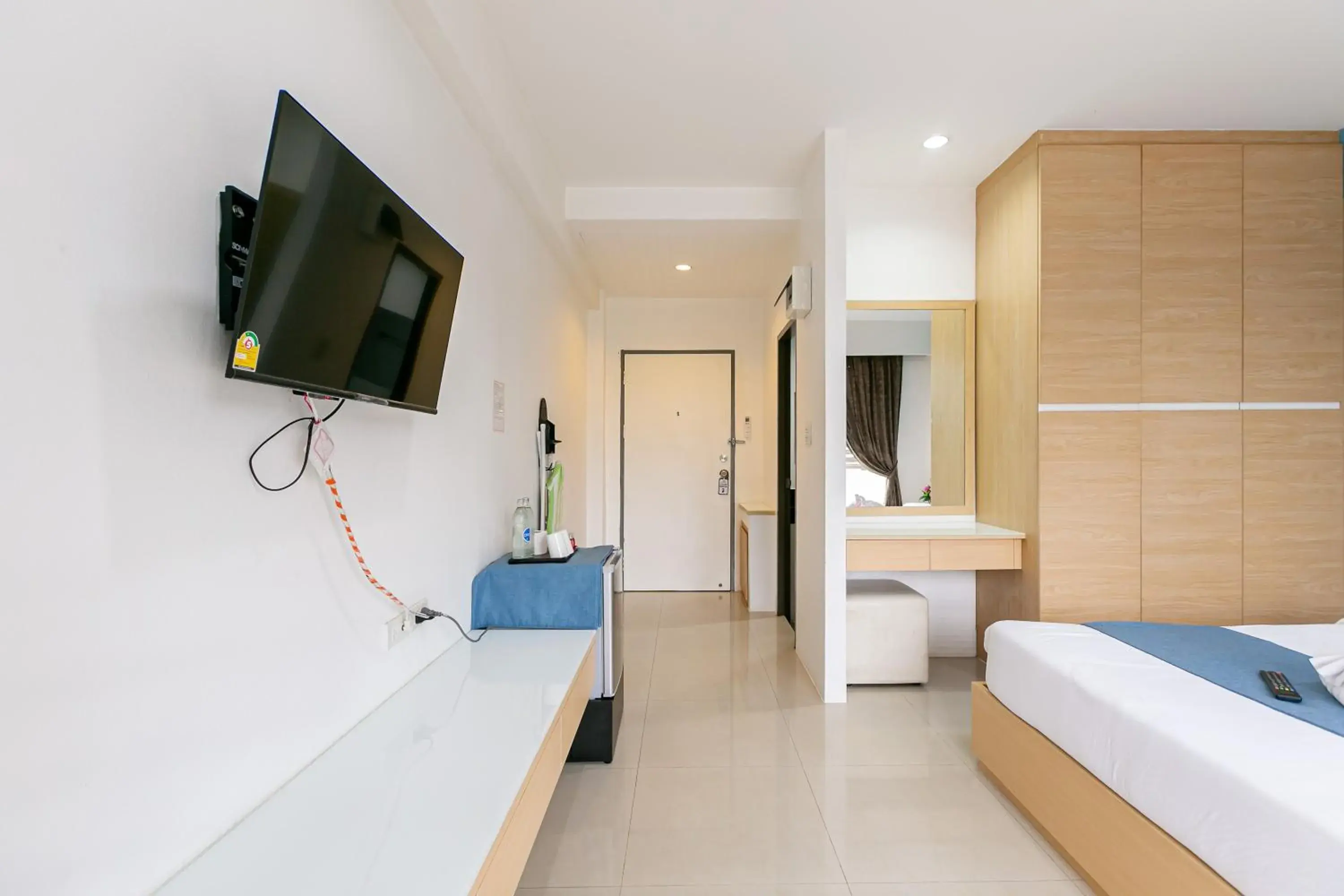 Bed, TV/Entertainment Center in Ruan Plaisoi Apartment