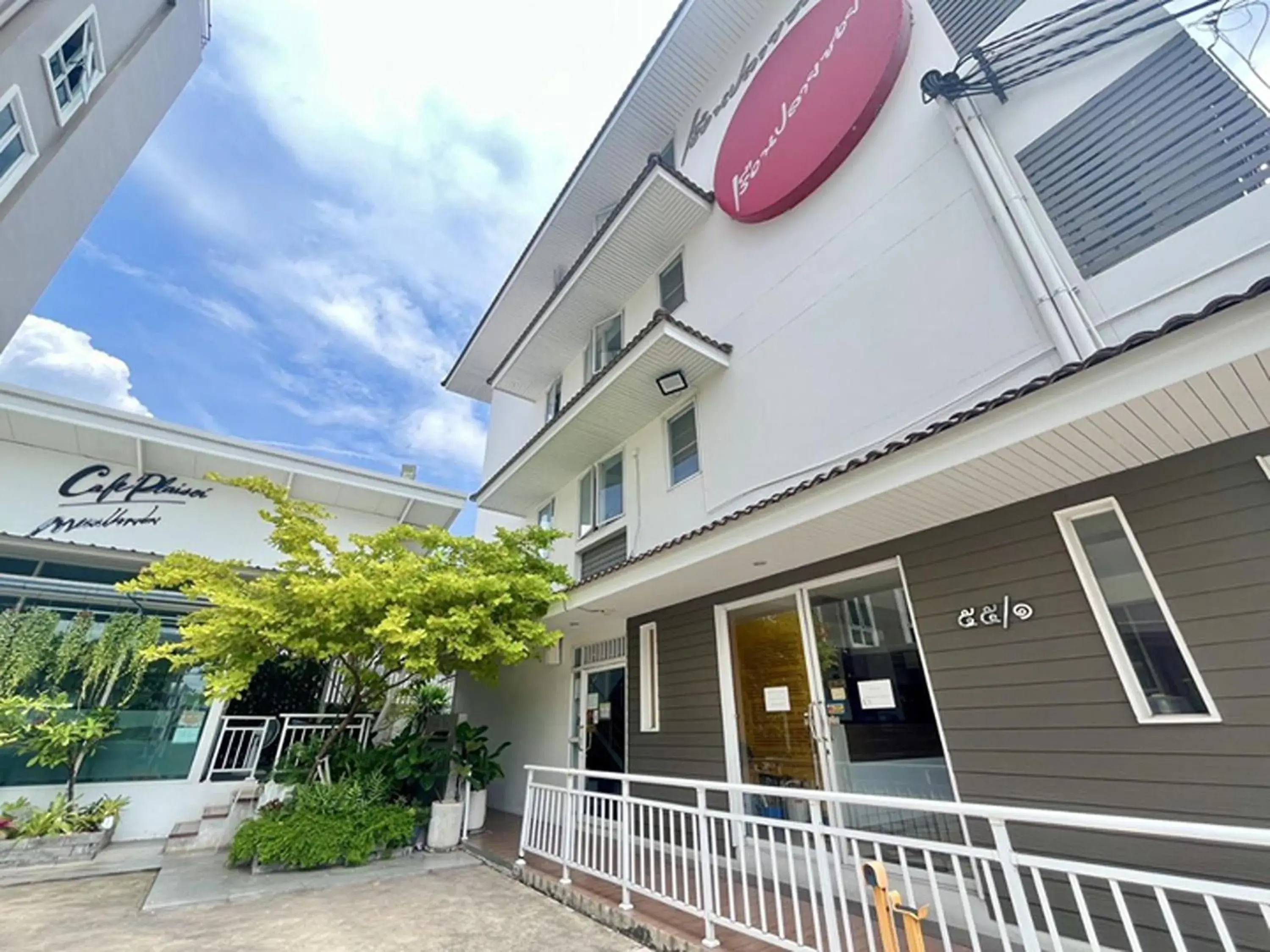 Property building in Ruan Plaisoi Apartment Property building in Ruan Plaisoi Apartment