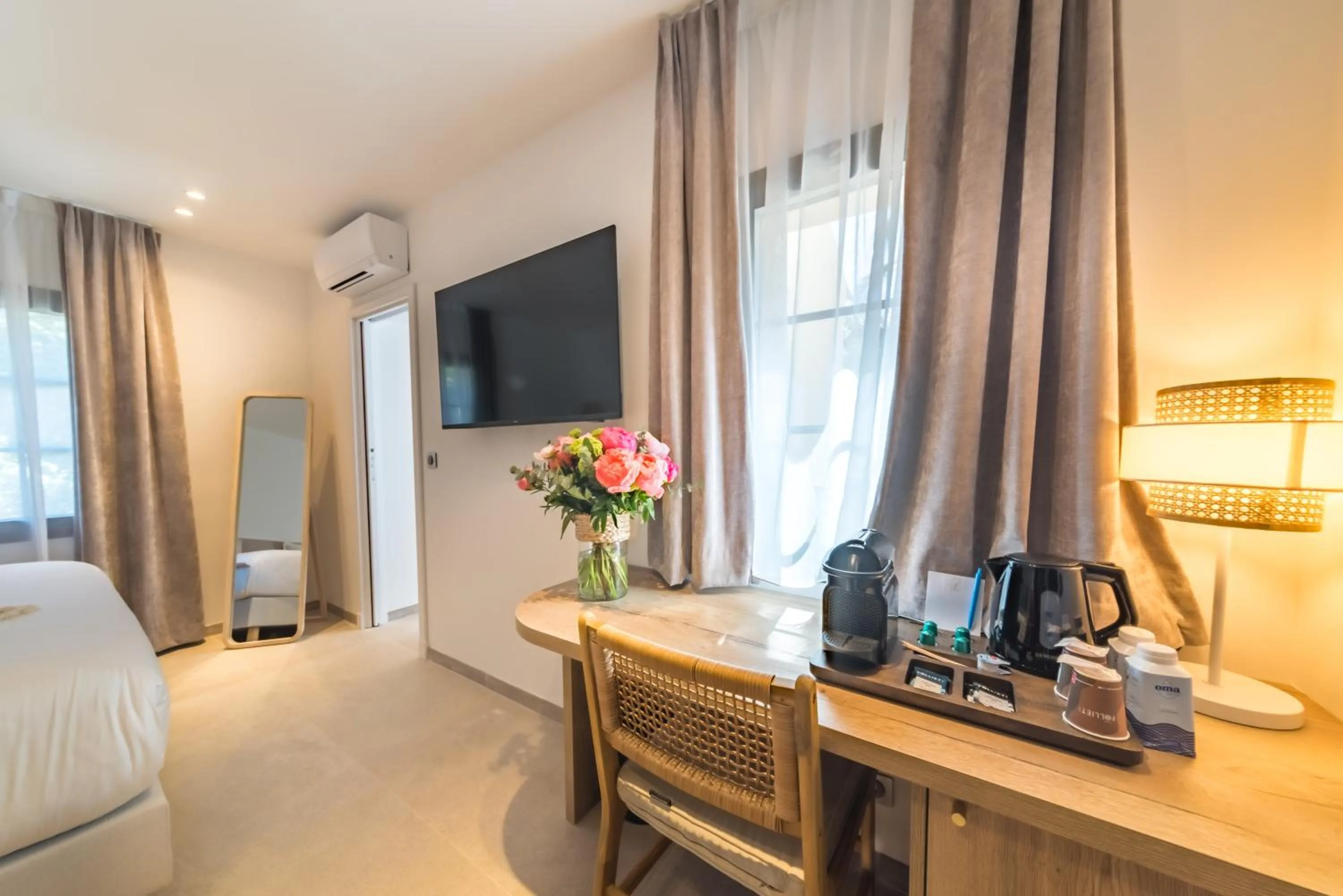 Bedroom, Bed in Les Capucines Saint Tropez