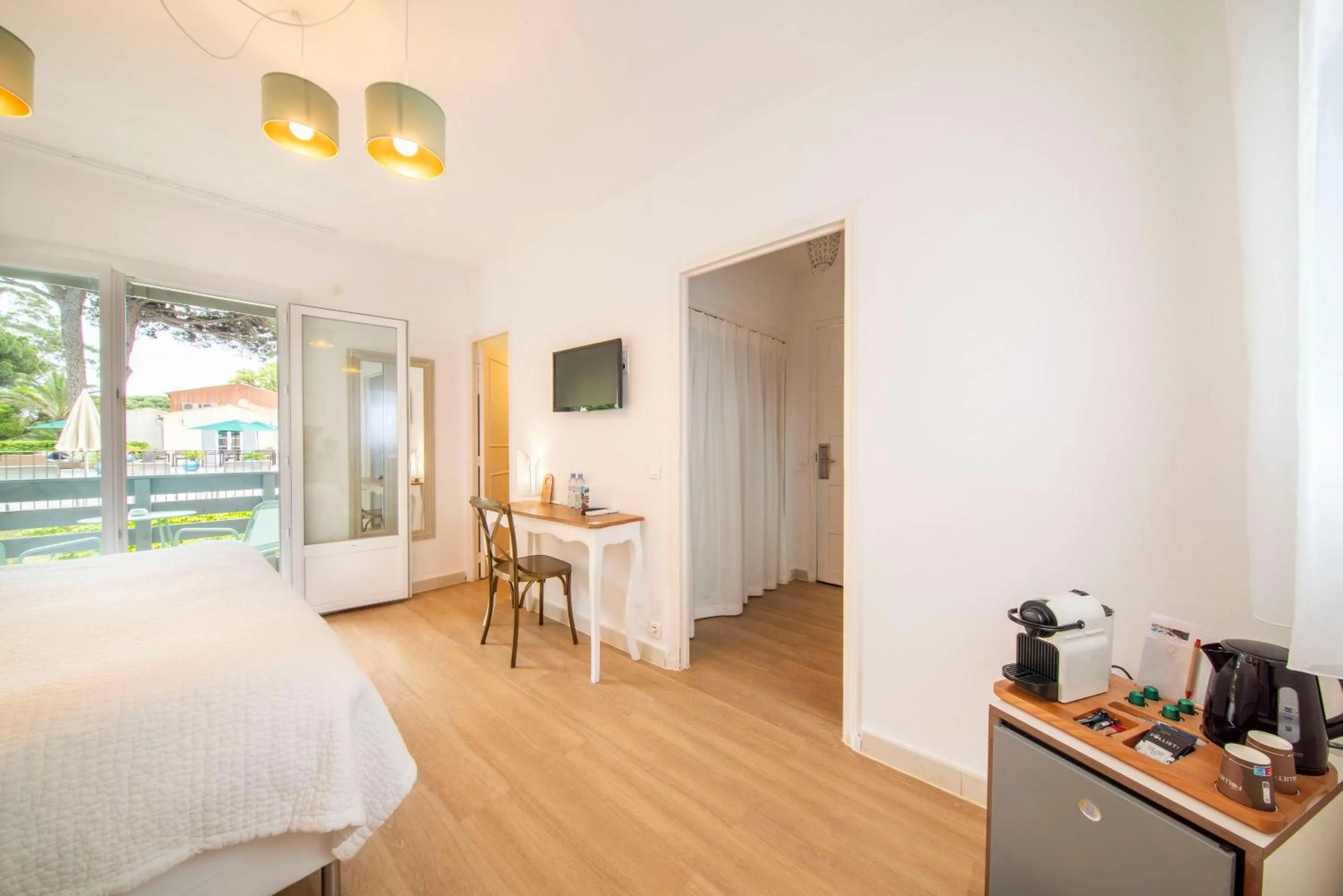 TV and multimedia, Bed in Les Capucines Saint Tropez