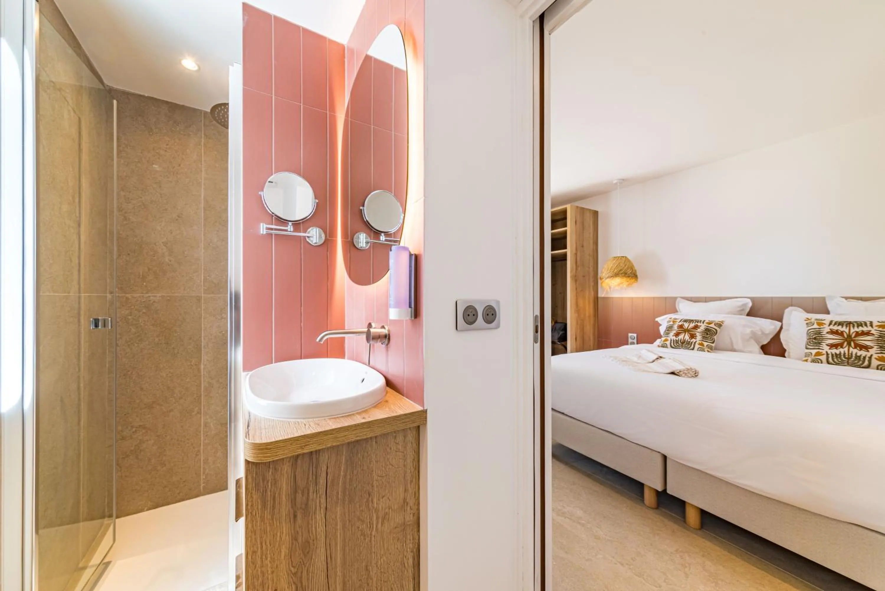 Bathroom, Bed in Les Capucines Saint Tropez