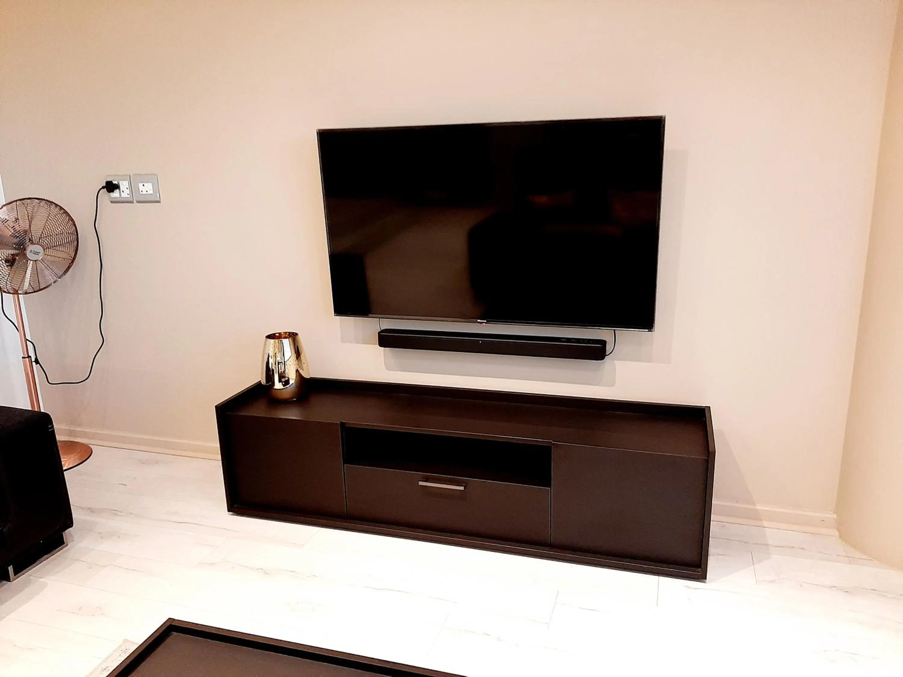 TV and multimedia in 4 on Pritchard Luxury Suites