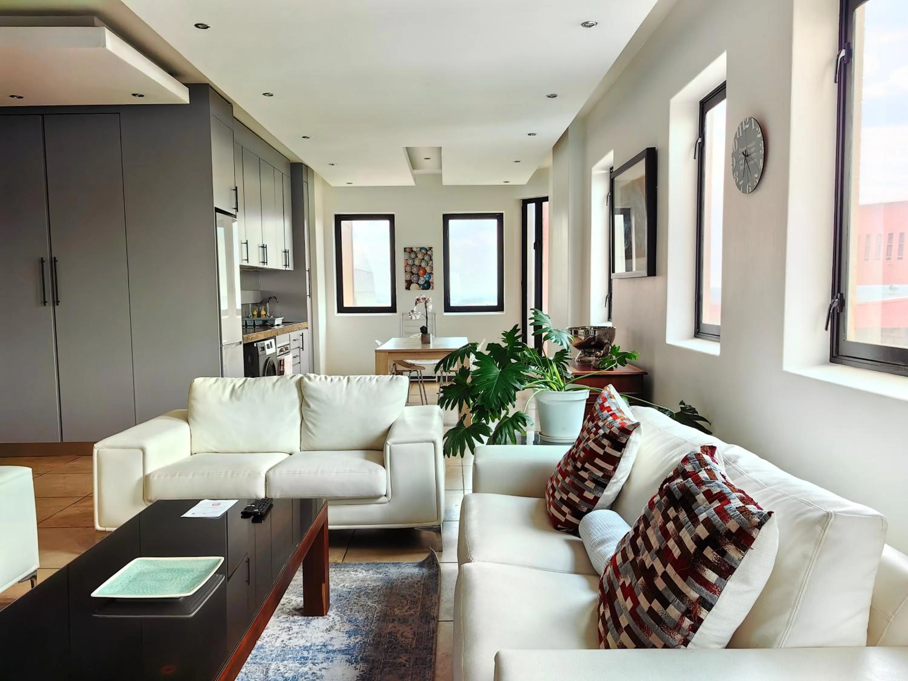 4 on Pritchard Luxury Suites