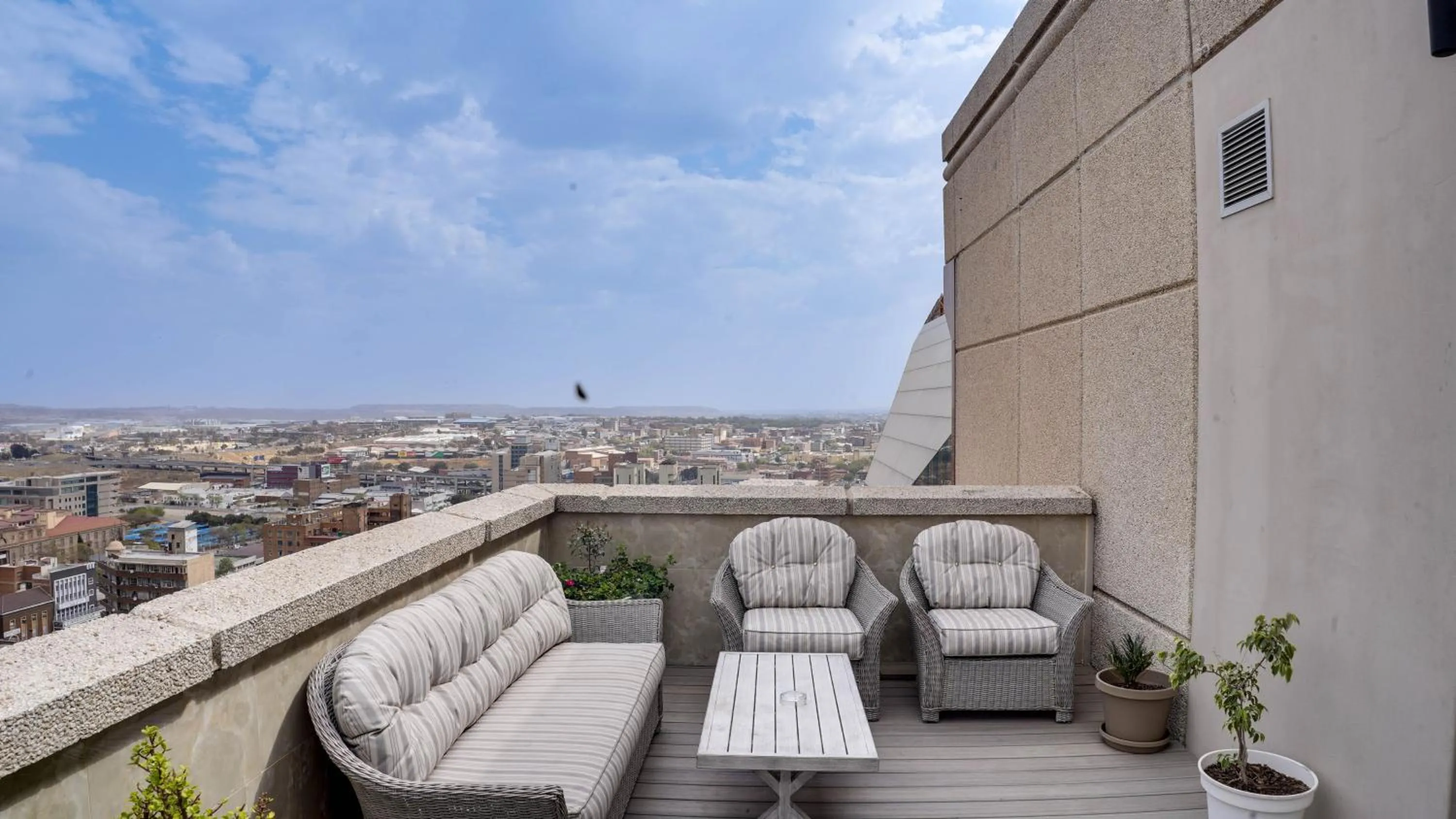 4 on Pritchard Luxury Suites