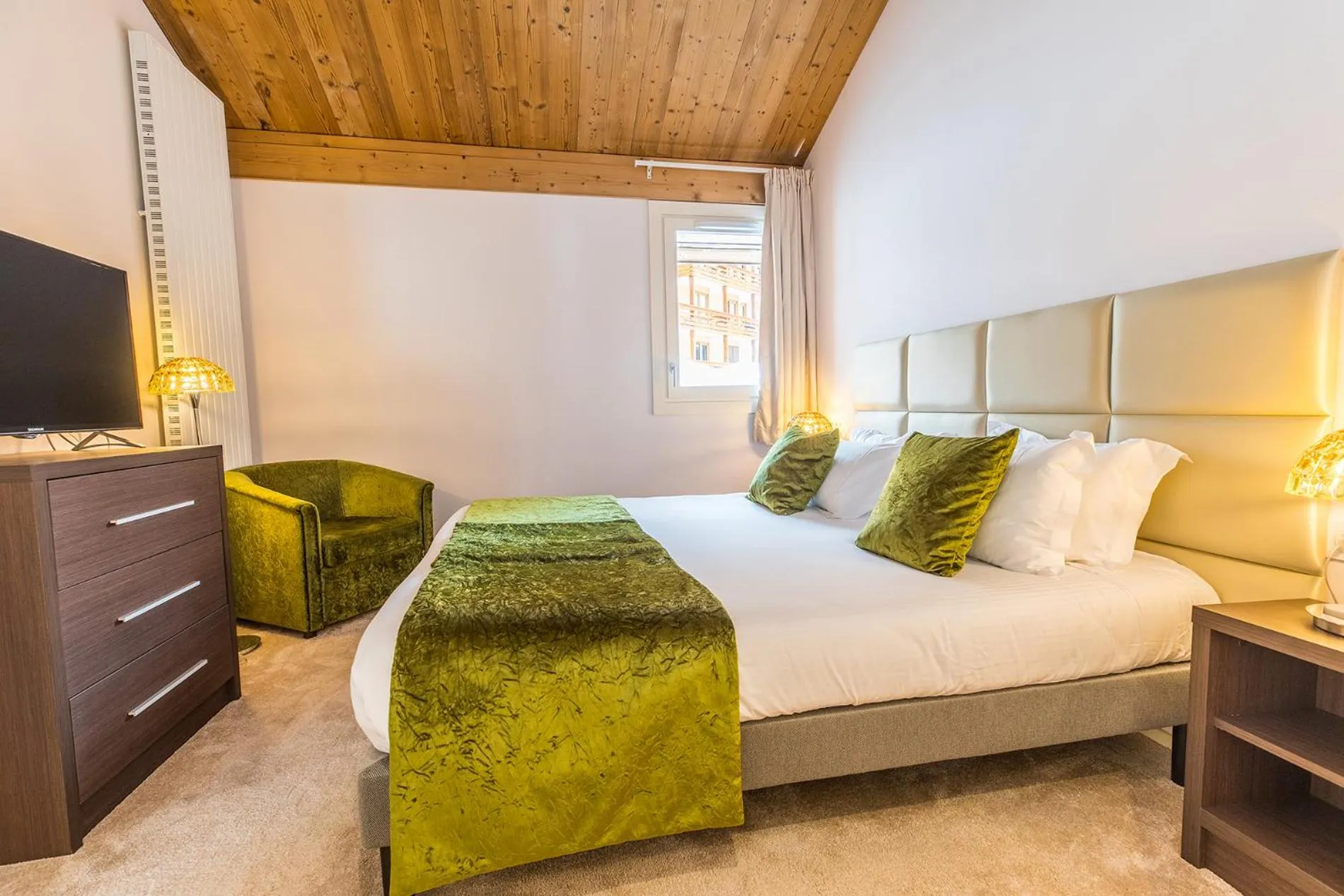 Bedroom, Bed in Madame Vacances Hôtel & Spa Le Mottaret