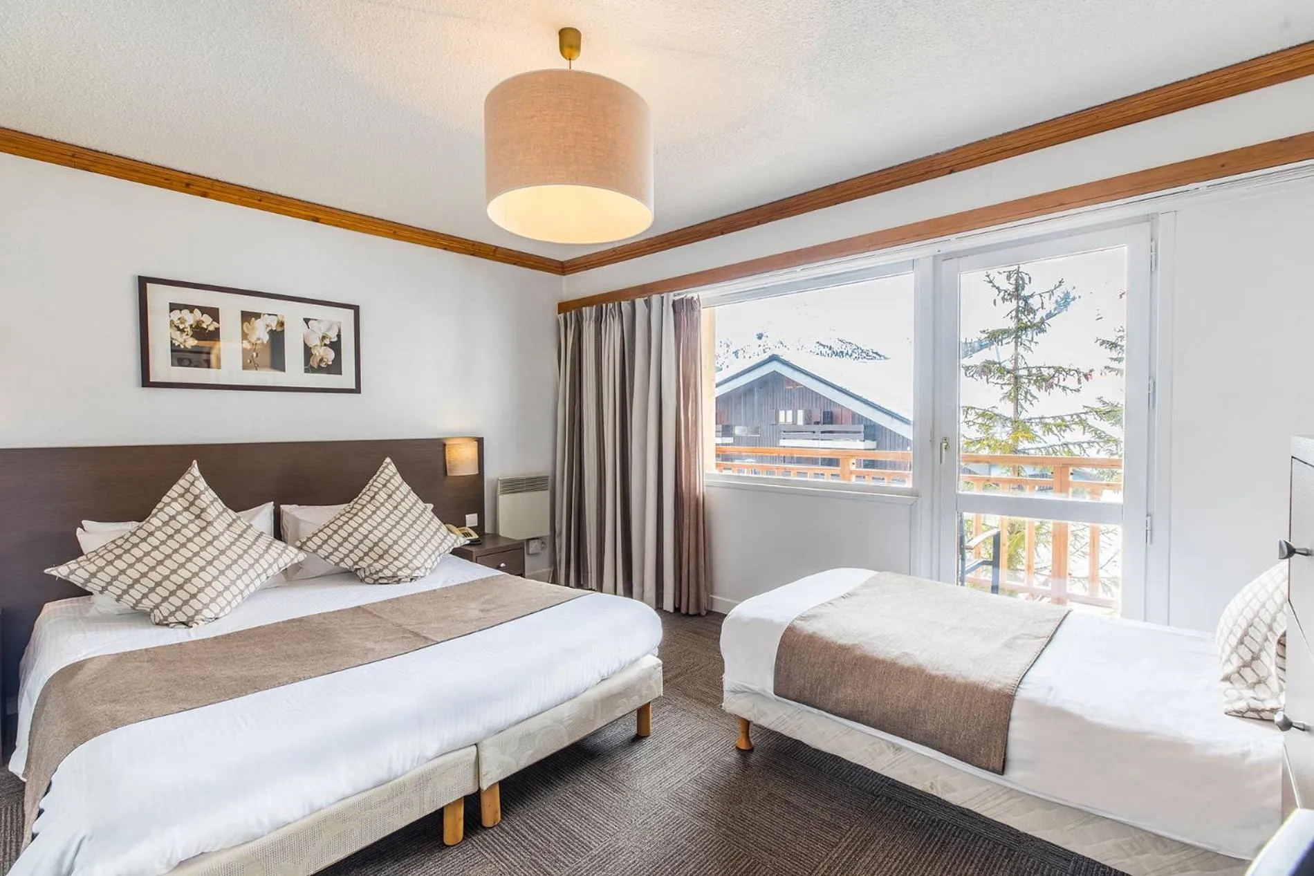 Bedroom, Bed in Madame Vacances Hôtel & Spa Le Mottaret