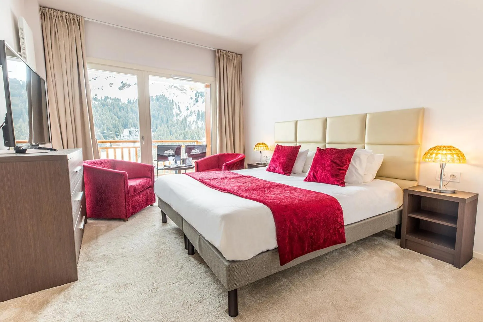 Bedroom, Bed in Madame Vacances Hôtel & Spa Le Mottaret