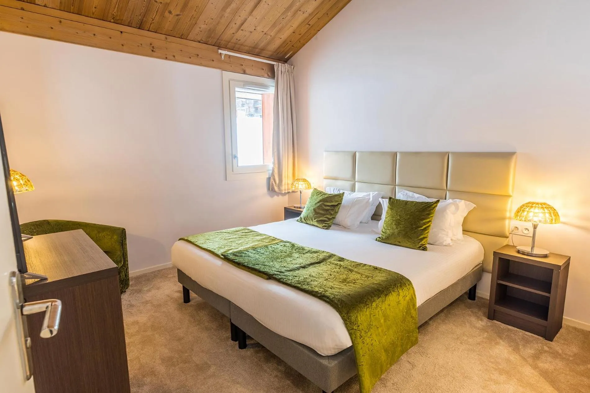 Bedroom, Bed in Madame Vacances Hôtel & Spa Le Mottaret