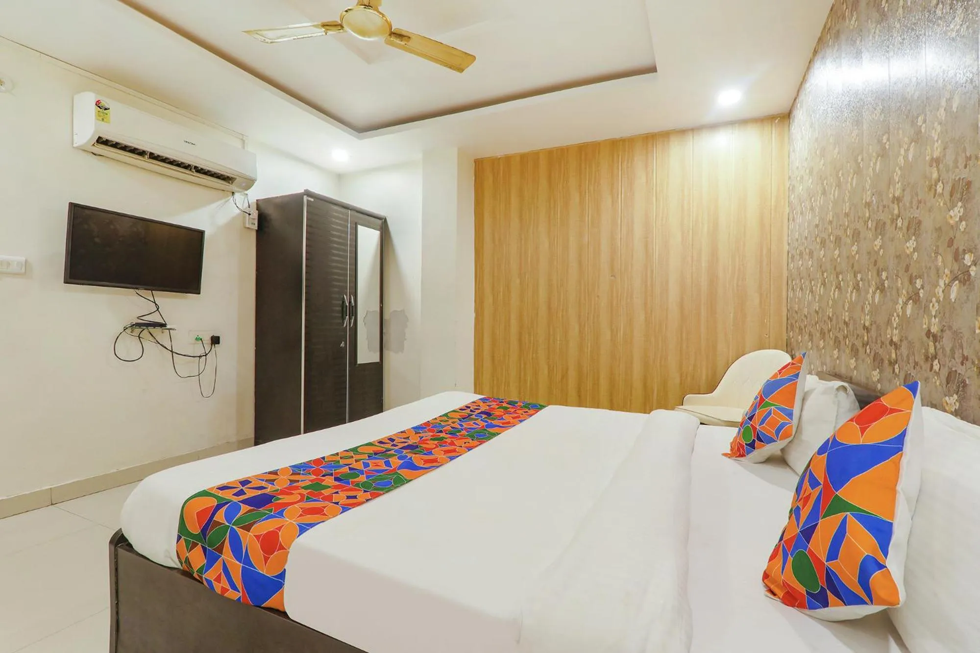 Communal lounge/ TV room in FabHotel The Villa