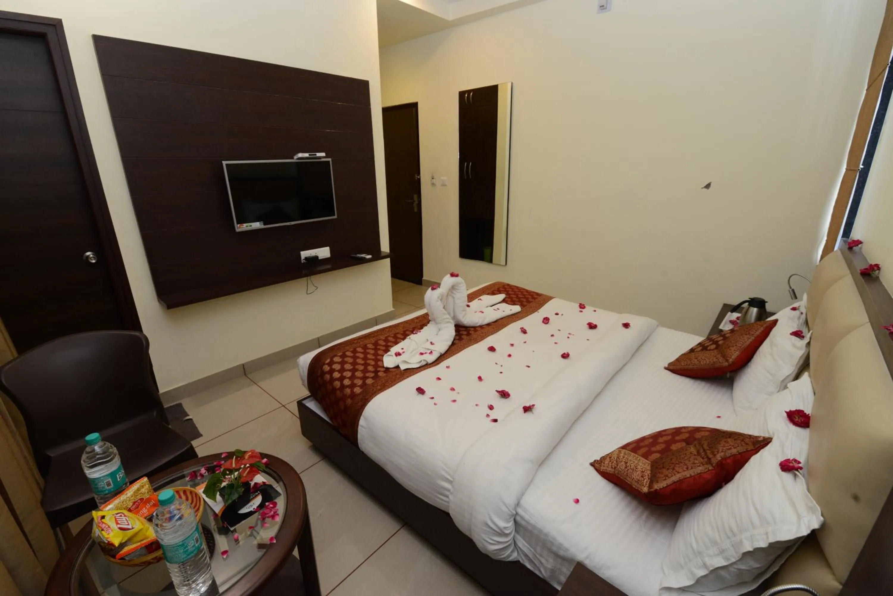 Living room, Bed in Hotel Sanobar