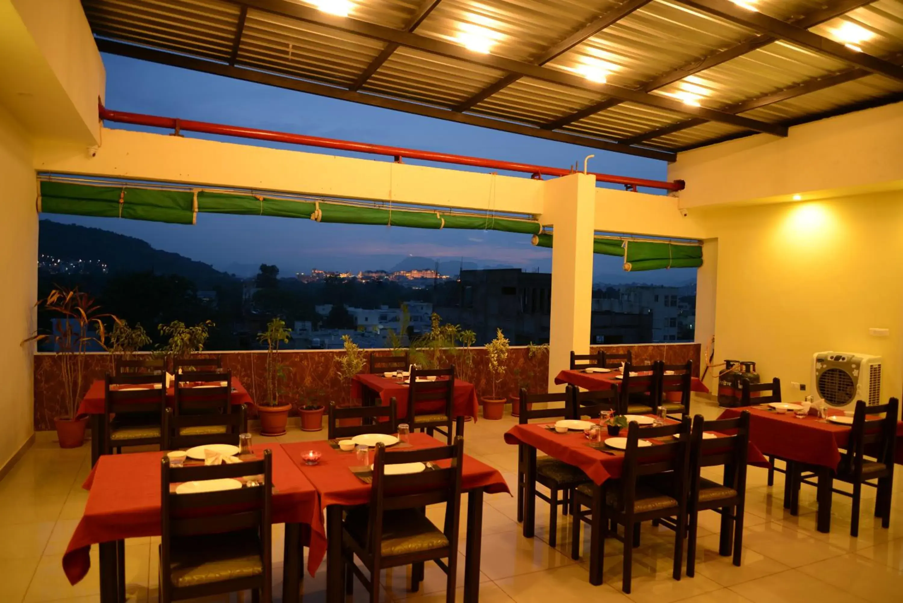 Restaurant/places to eat in Hotel Sanobar Restaurant/places to eat in Hotel Sanobar