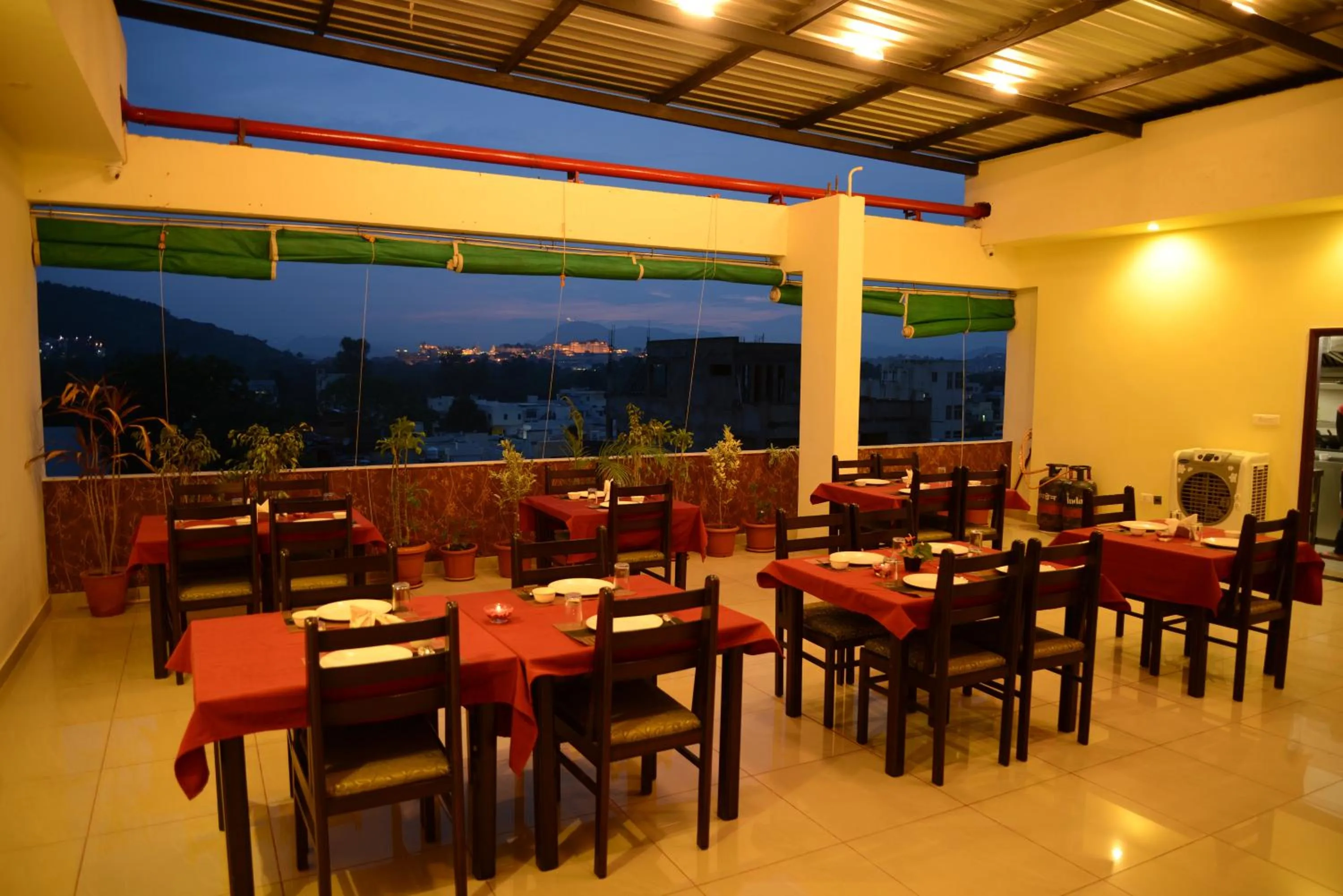Restaurant/places to eat in Hotel Sanobar
