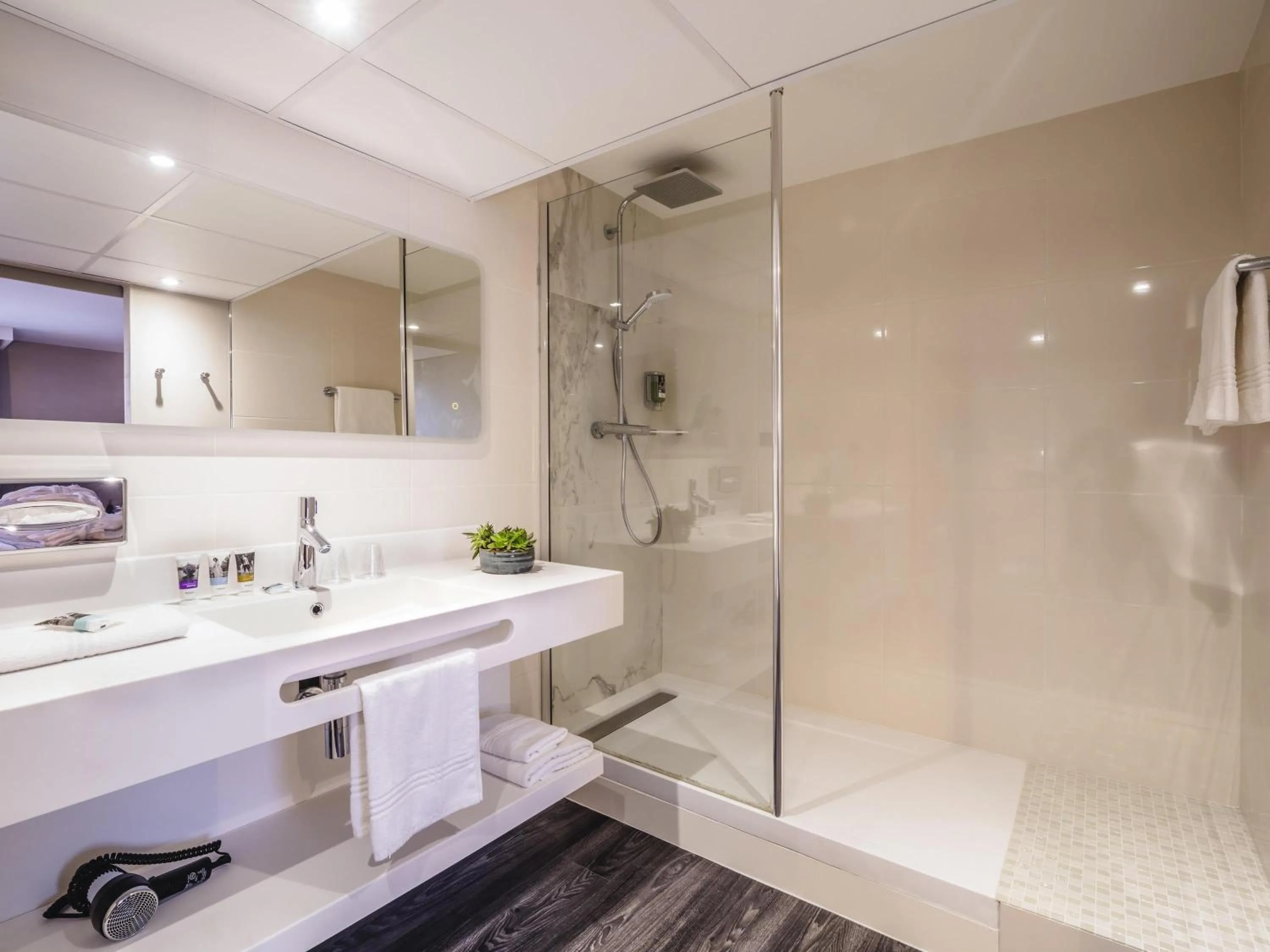 Bedroom in Mercure Pau Palais des Sports