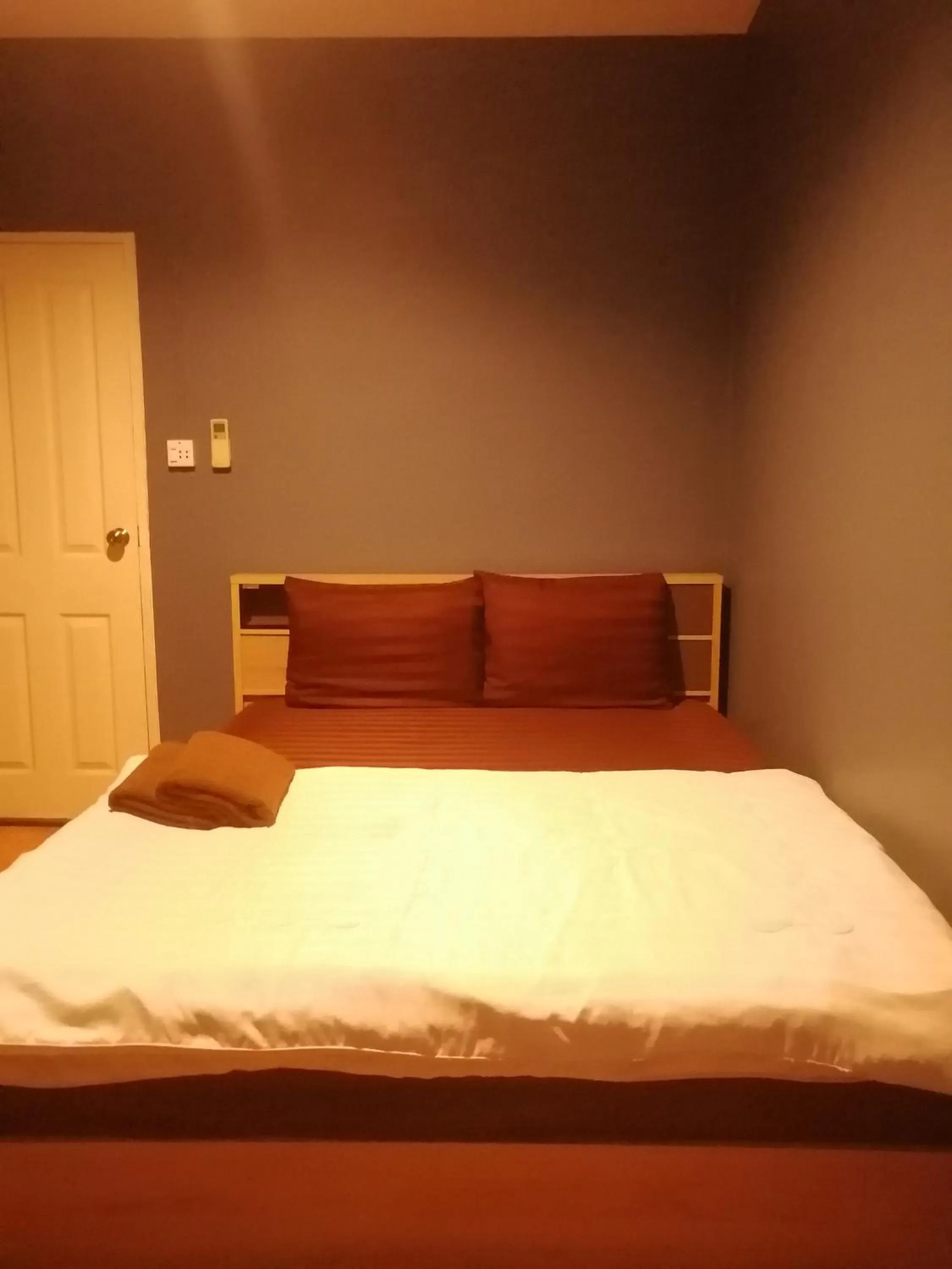 Photo of the whole room, Bed in airport house