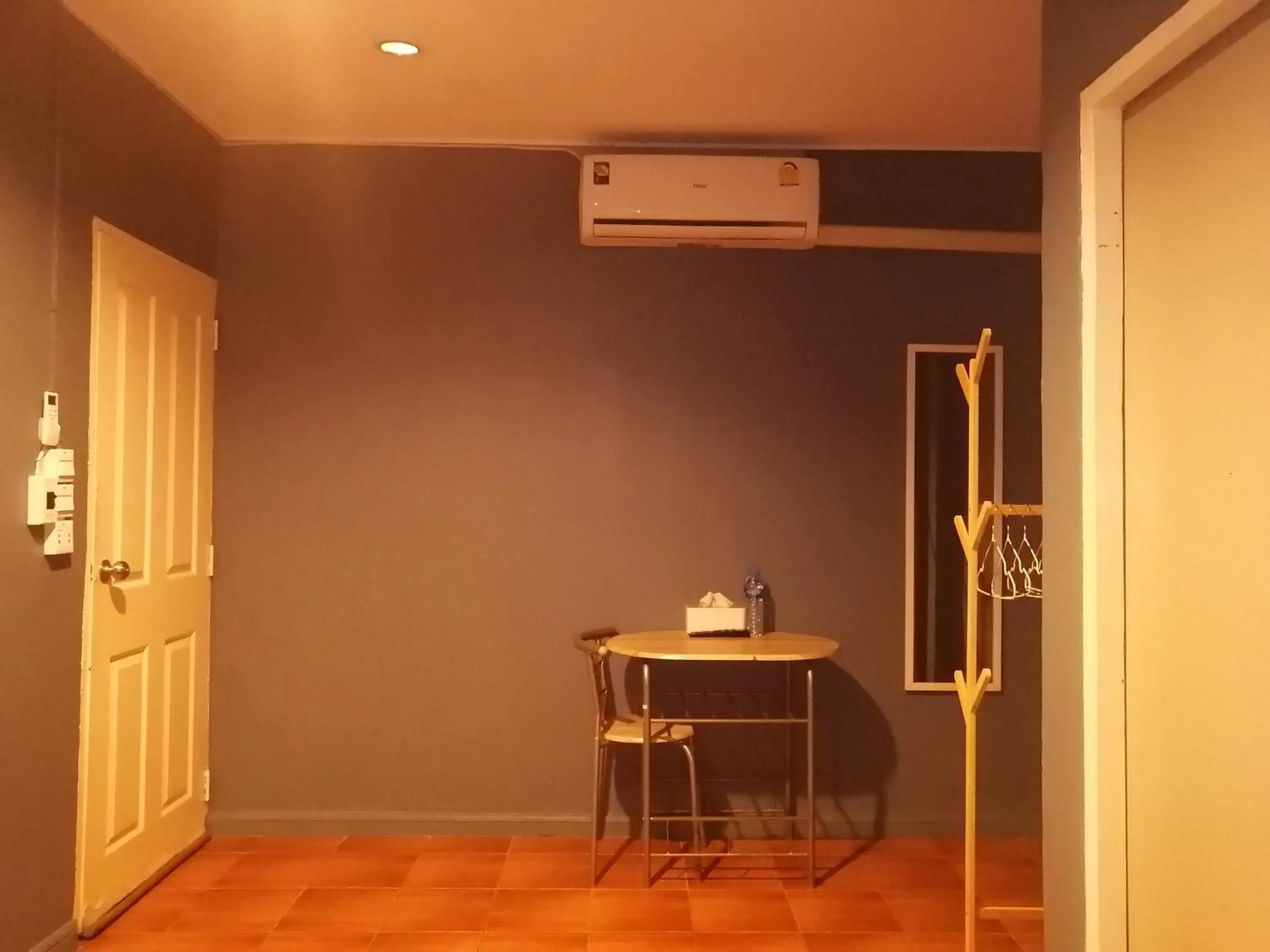 Photo of the whole room in airport house