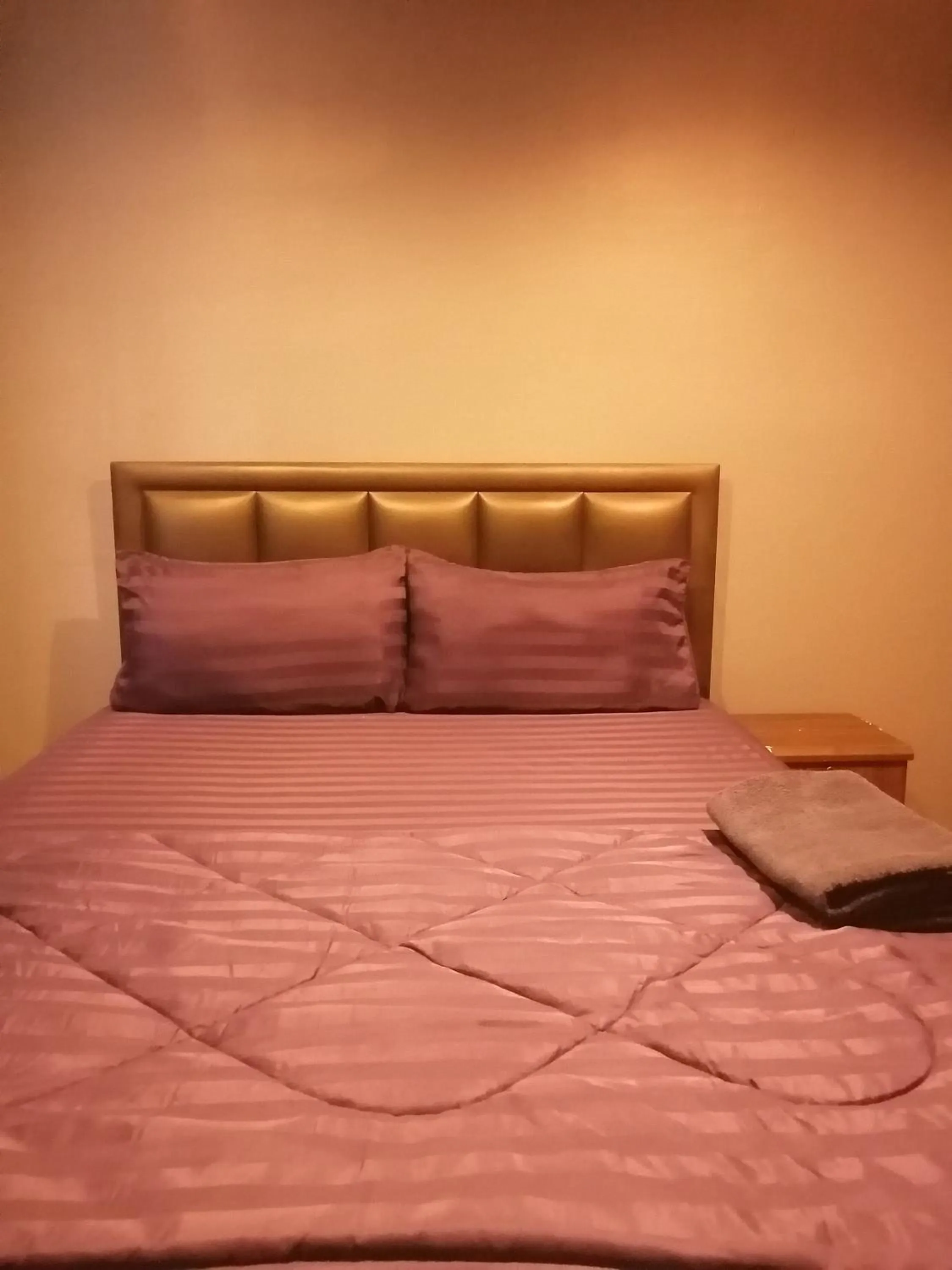 Photo of the whole room, Bed in airport house