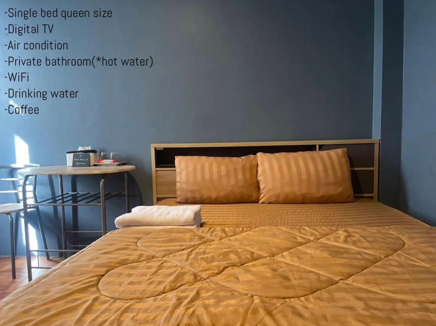 Photo of the whole room, Bed in airport house